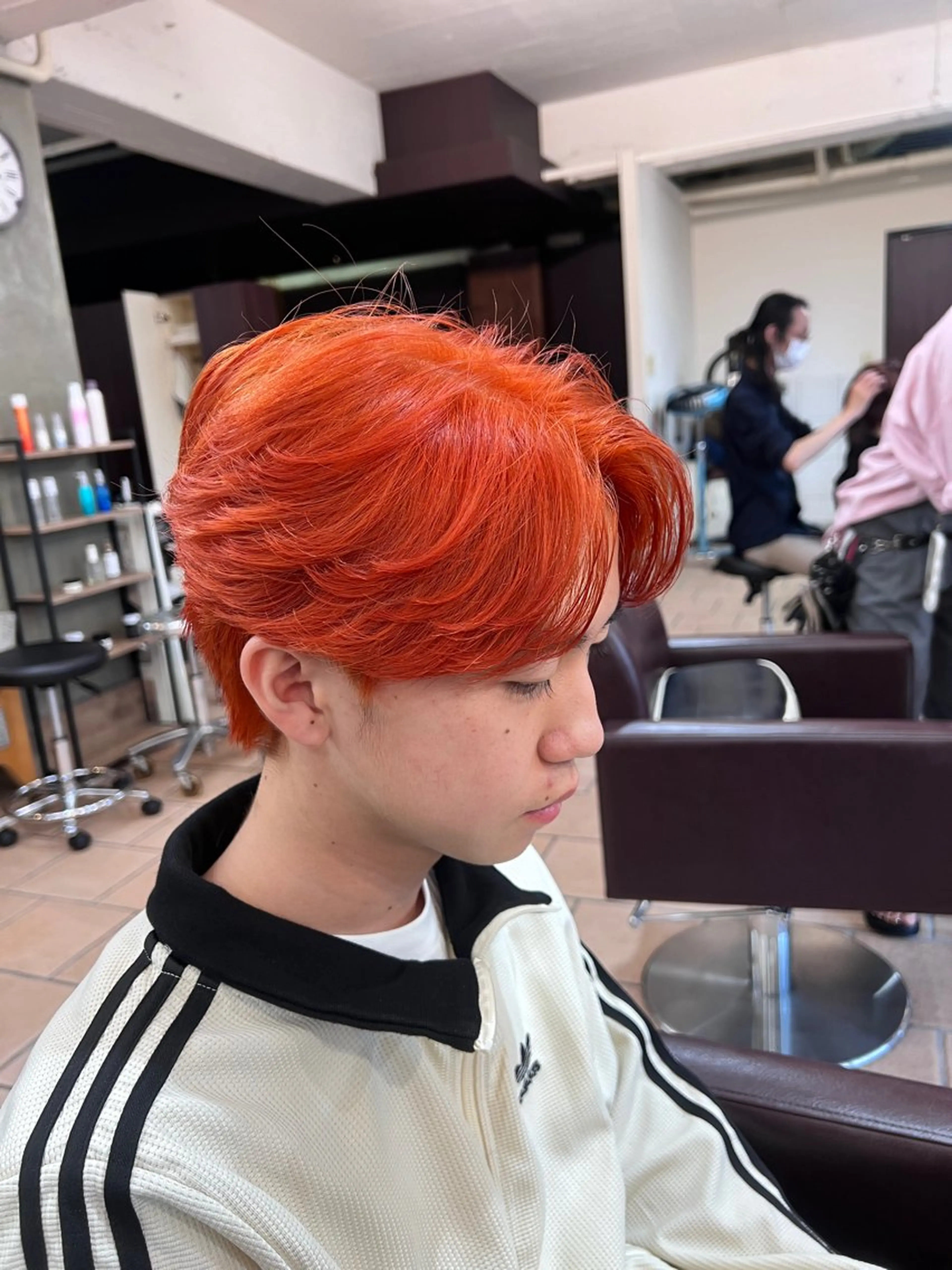 ミディアム パーマ メンズ メンズブリーチ センターパート ニュアンスパーマ カット ヘアカラー メンズカットパーマ ✂️ JOYAのヘアスタイル