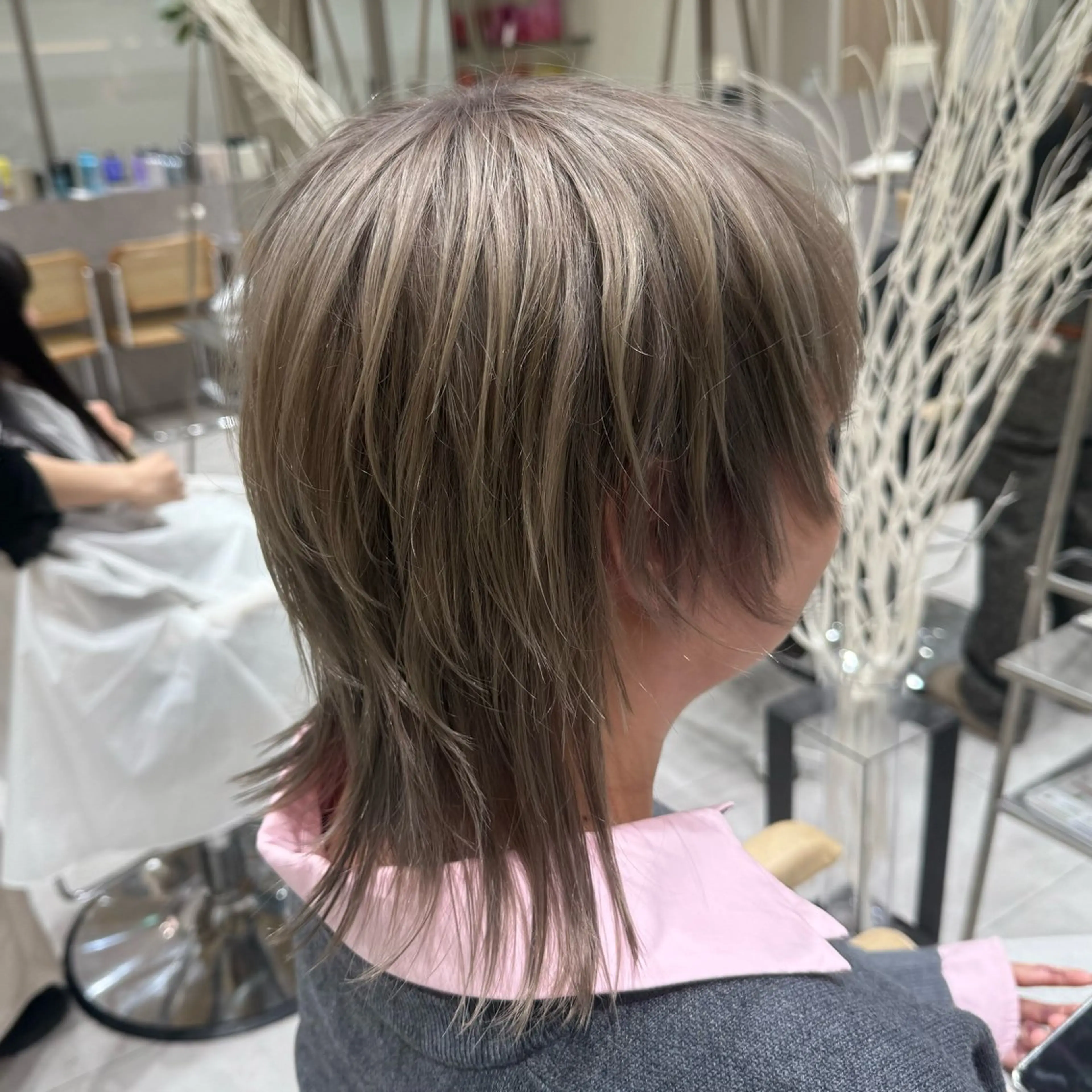 ミディアム カラー ベージュカラー ヘーゼル くびれヘア くびれレイヤー レイヤーカット ヘアカラー 韓国レイヤー｜ 透明感カラー｜ココナのヘアスタイル