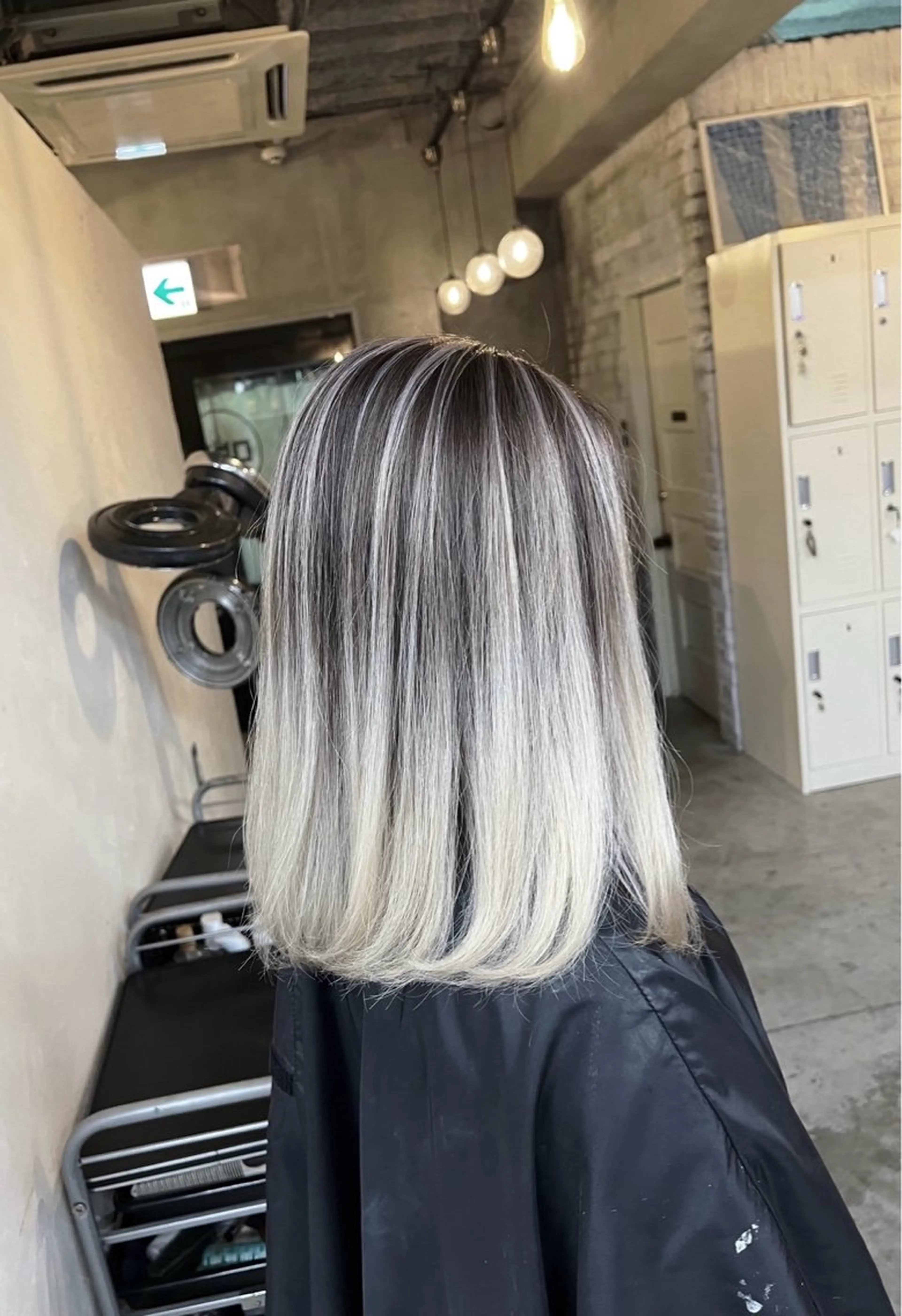 ミディアム カラー バレイヤージュ シルバー ホワイトシルバー レイヤーカット ヘアカラー トリートメント ROBIN所属・指名数No.1 /NAOYAのヘアスタイル