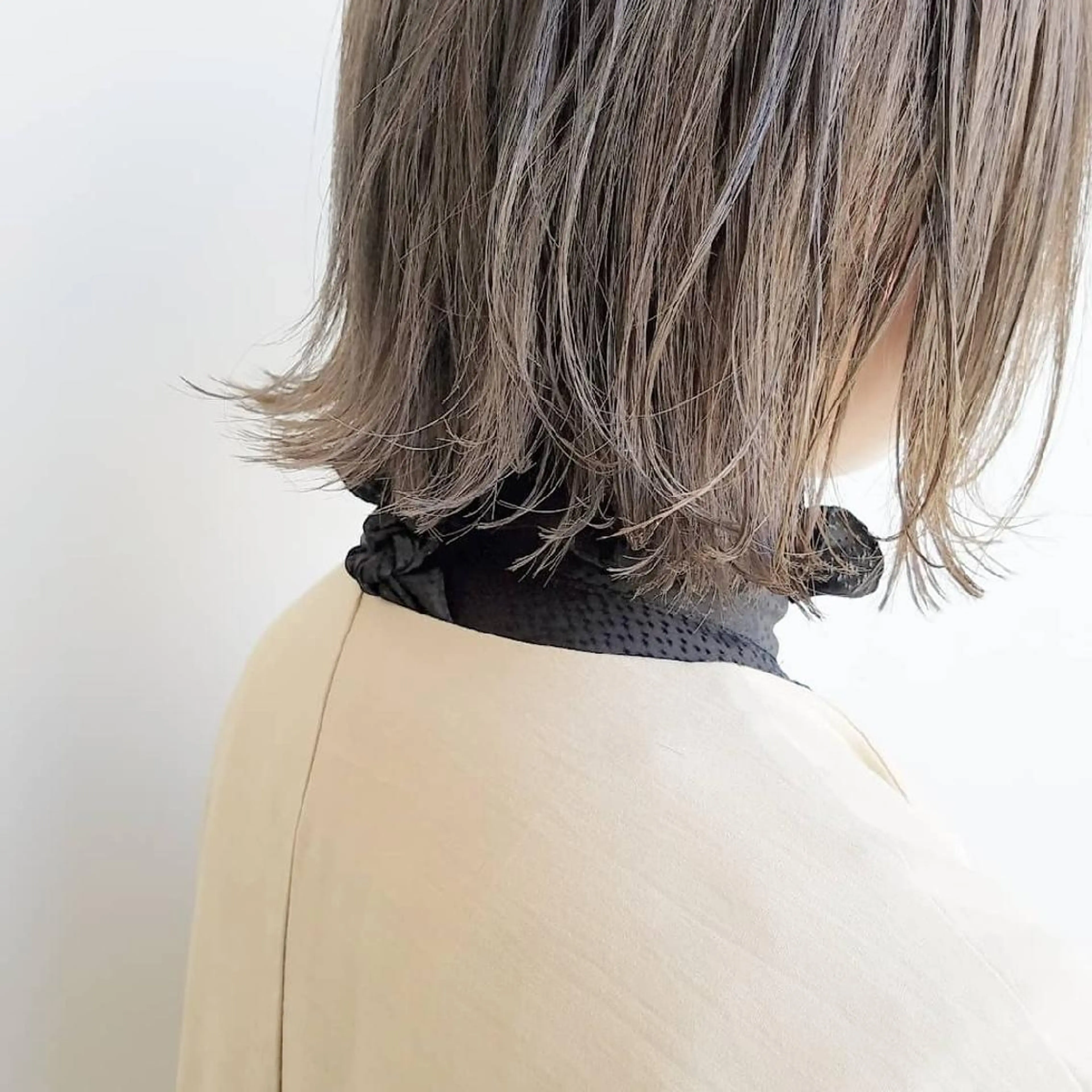 ミディアム カラー ヘアアレンジ ベージュカラー 透明感カラー ミルクティーベージュ iplus まつげ、眉毛、耳つぼのマツエク・マツパデザイン