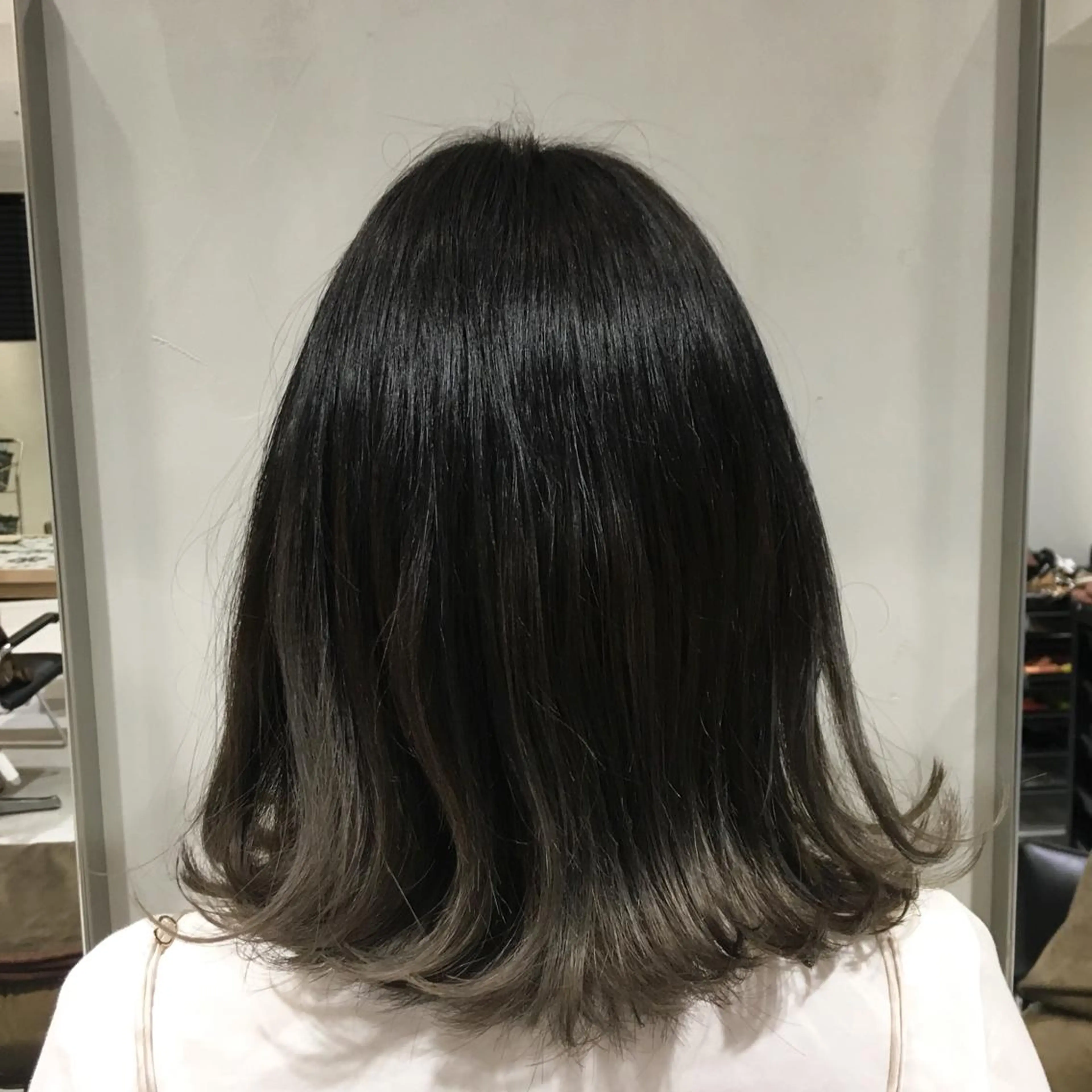 ショート カラー カット ヘアカラー トリートメント 荒木 依莉亜のヘアスタイル