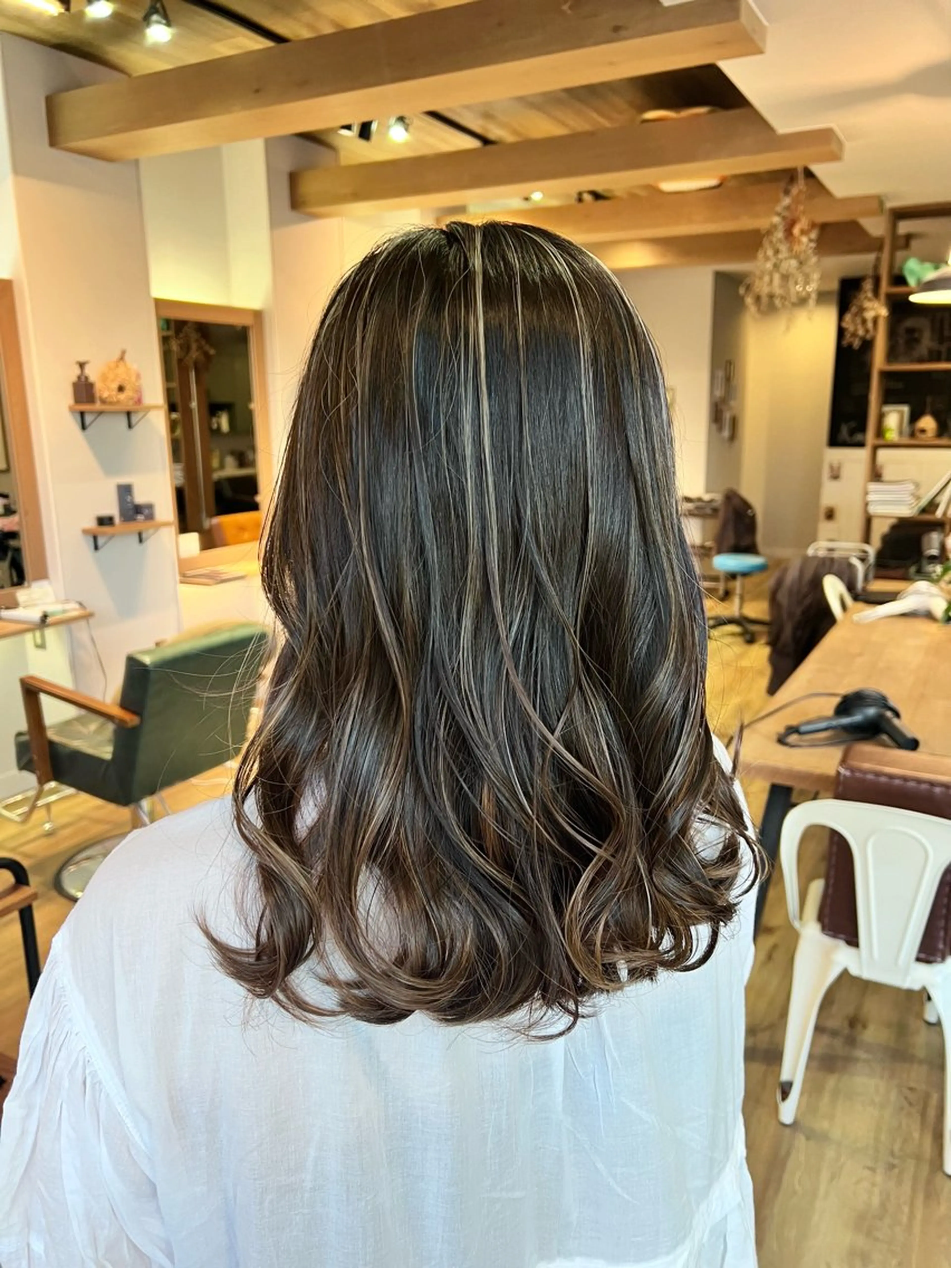 ロング カラー ブラウンカラー ハイライトカラー ハイライト ヘアカラー トリートメント ツキダテ ユイのヘアスタイル