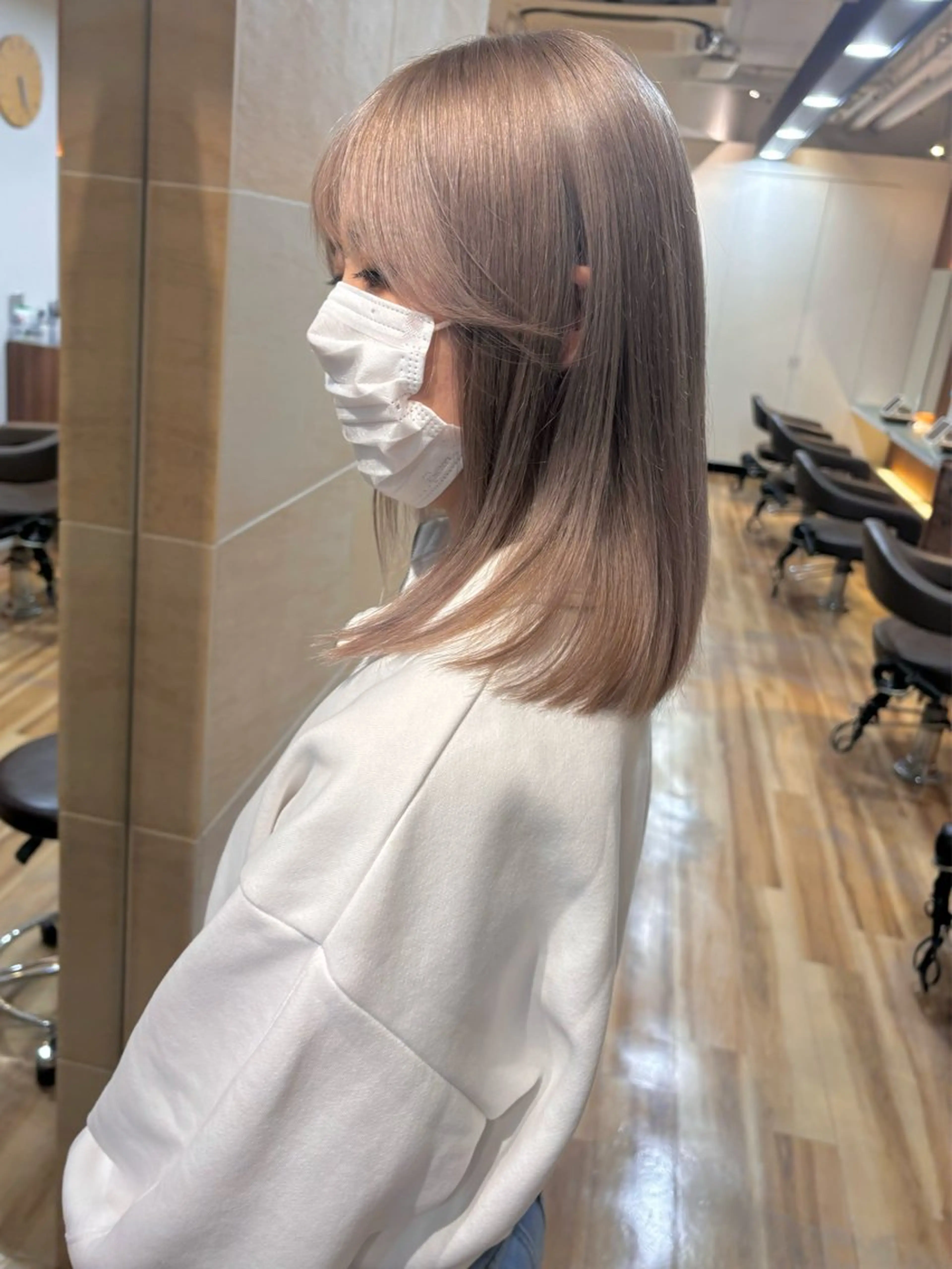 ミディアム カラー ベージュカラー ブリーチ ホワイトベージュ レイヤーカット /透明感/千葉怜寿のヘアスタイル