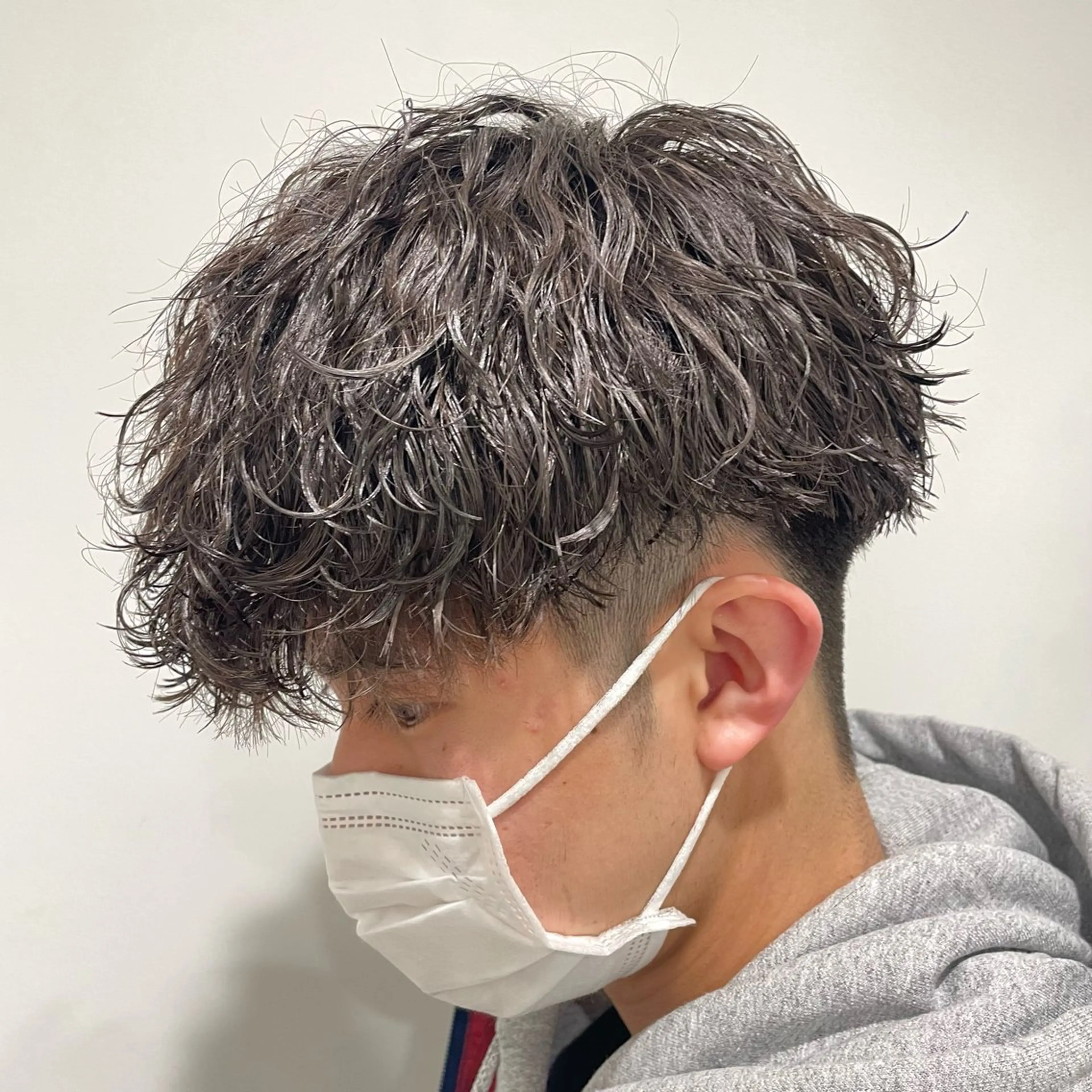 ショート パーマ ヘアアレンジ メンズ メンズパーマ 波巻きパーマ 艶カラー の達人のヘアスタイル