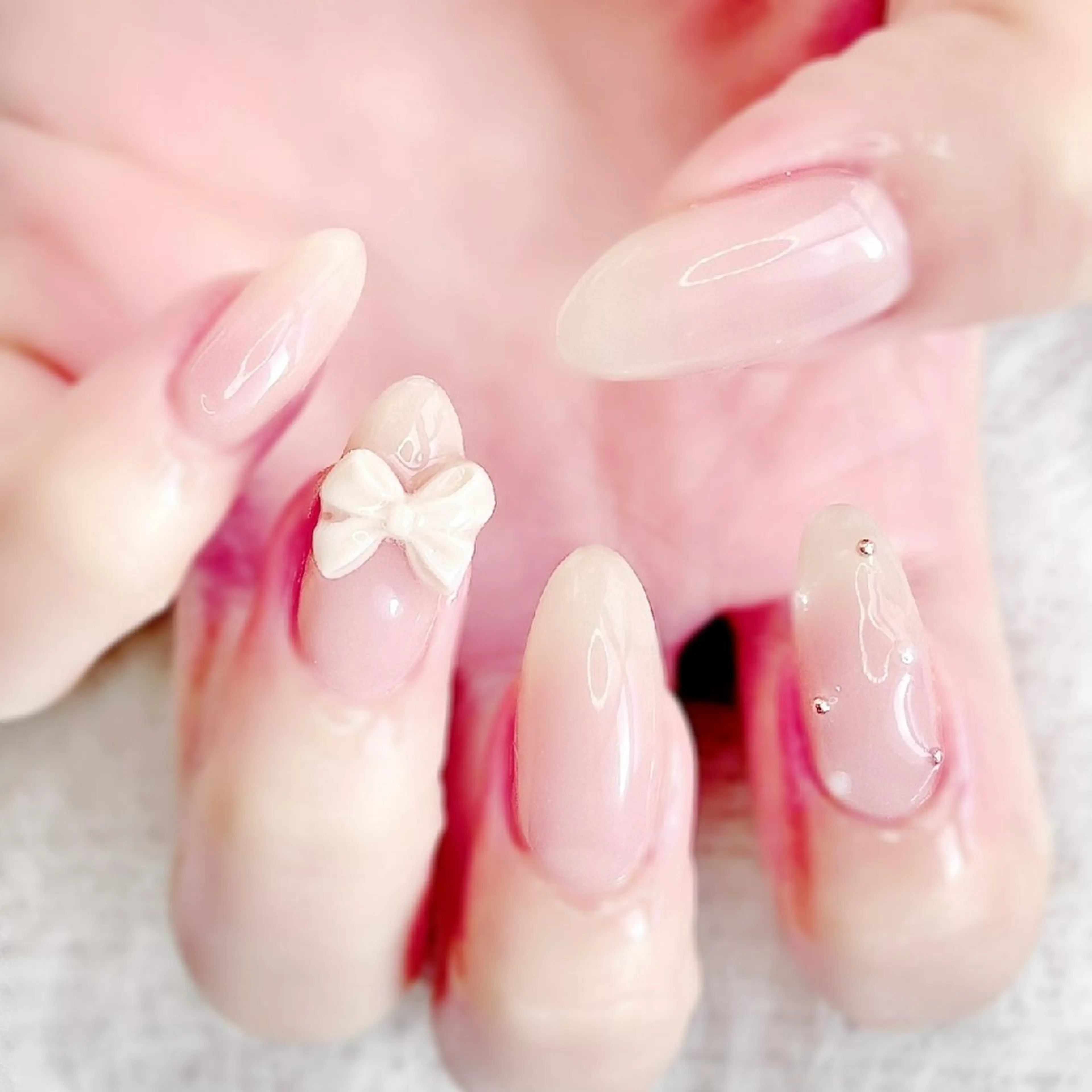 【定額】ベージュのリボンネイル（リピーター様¥6,000）の写真