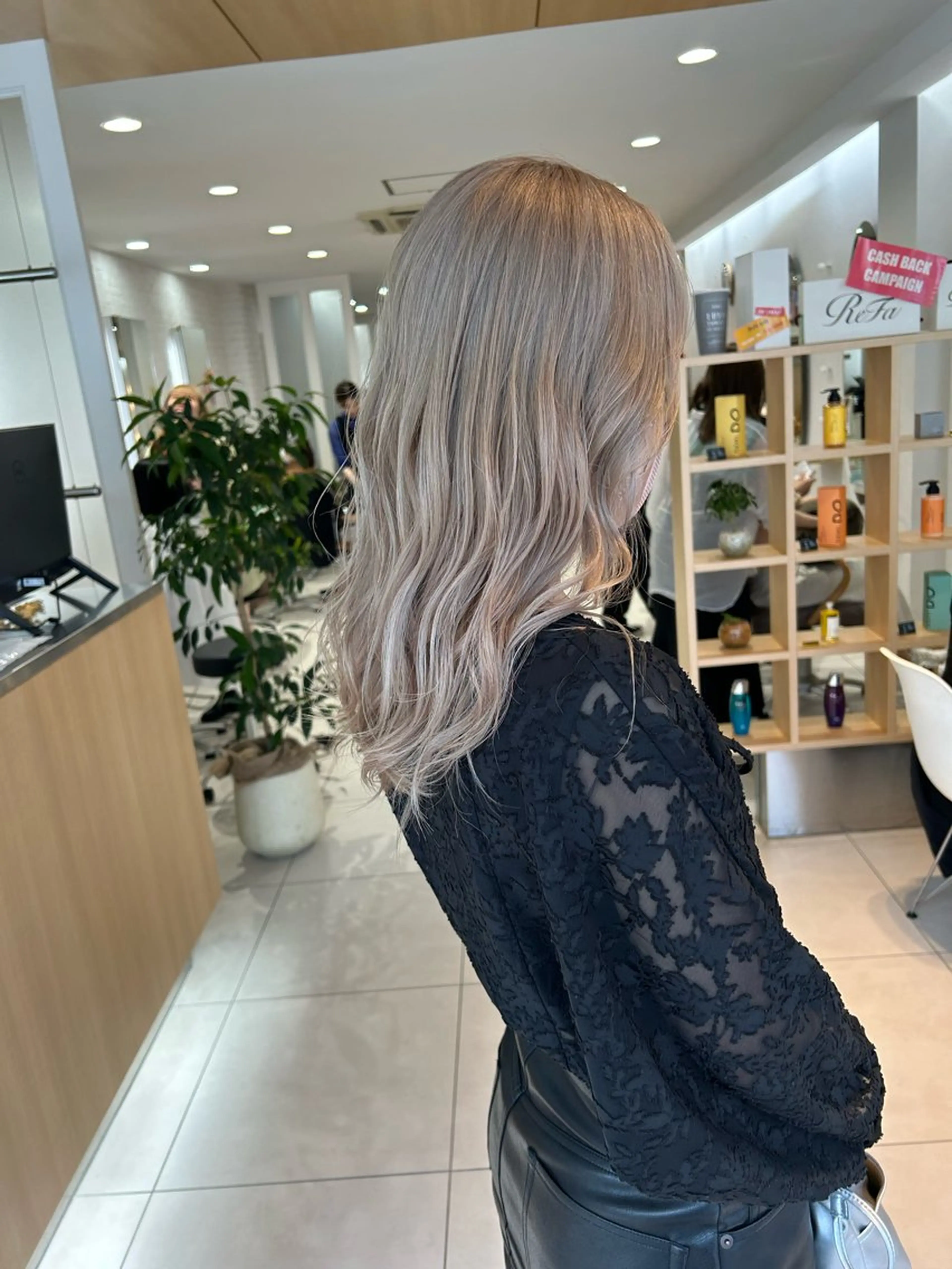 ロング カラー ベージュカラー ブリーチ ハイトーンカラー ホワイトベージュ 🍀透明感抜群🍀/ ハイトーンカラーのヘアスタイル