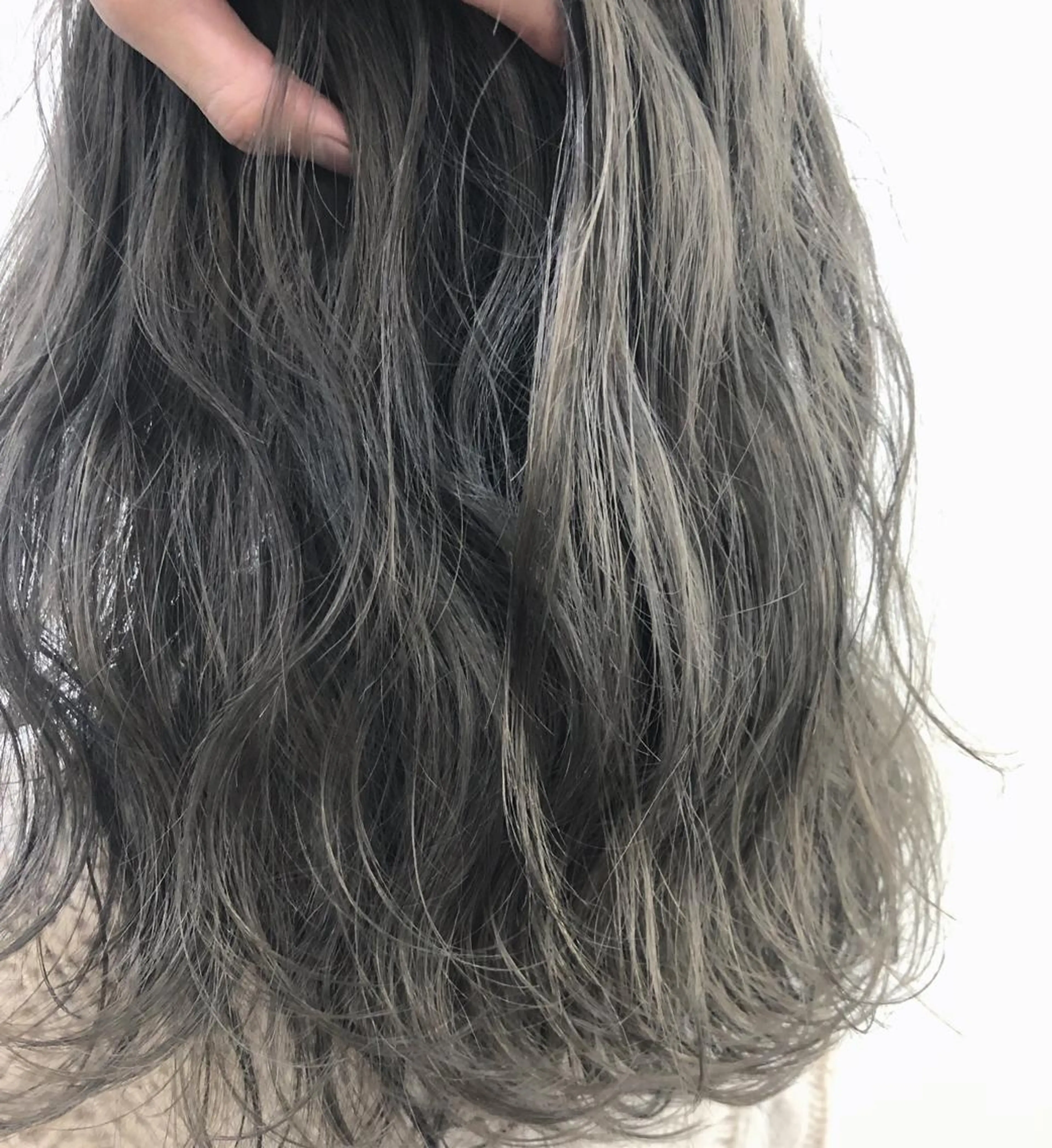 セミロング カラー ニシオカ タクヤのヘアスタイル