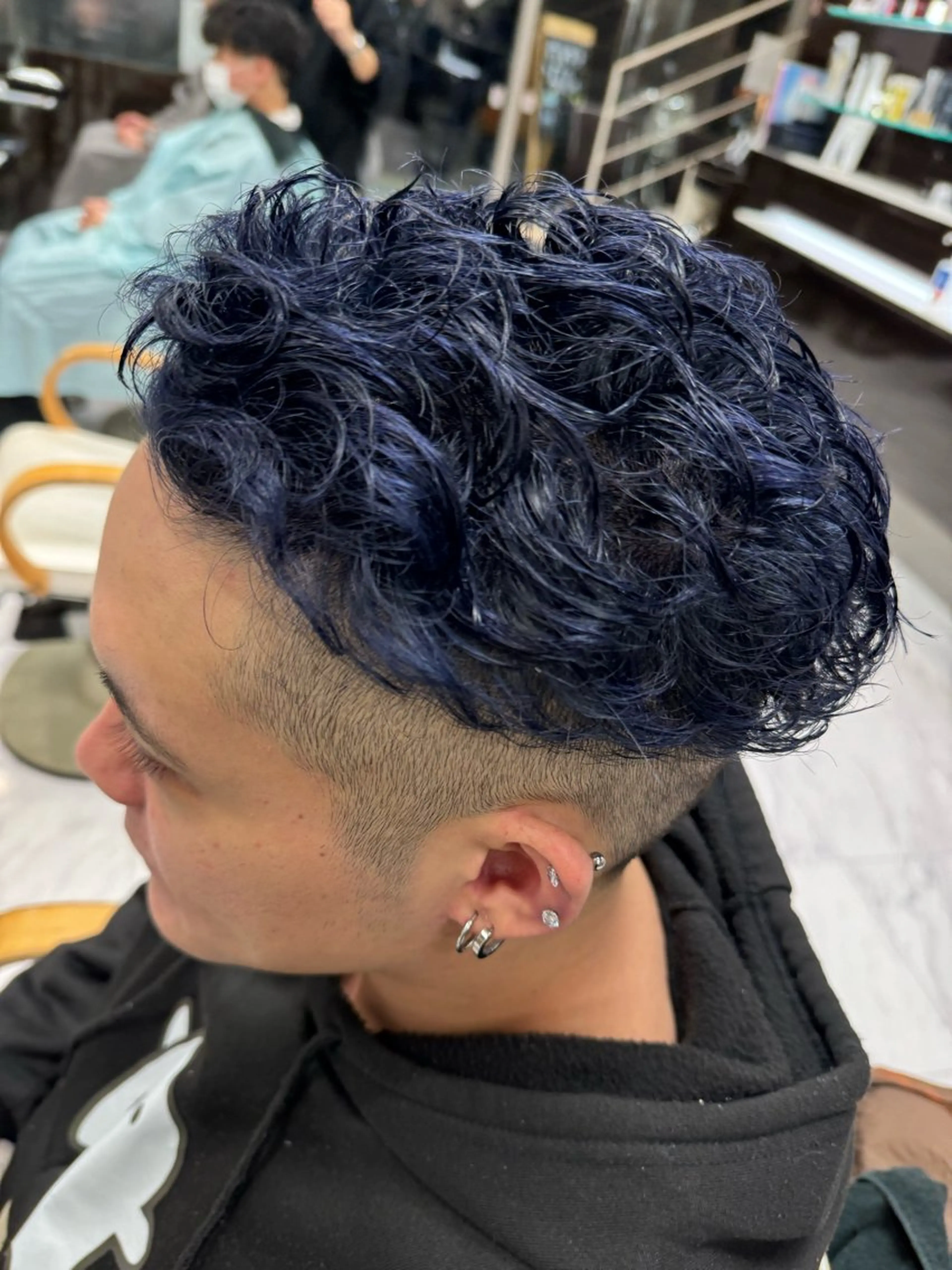 ショート カラー ヘアアレンジ メンズ 切りっぱなしボブ 前下がりボブ メンズブリーチ メンズハイトーン メンズインナーカラー ヘアカラー トリートメント 目黒 碧人のヘアスタイル