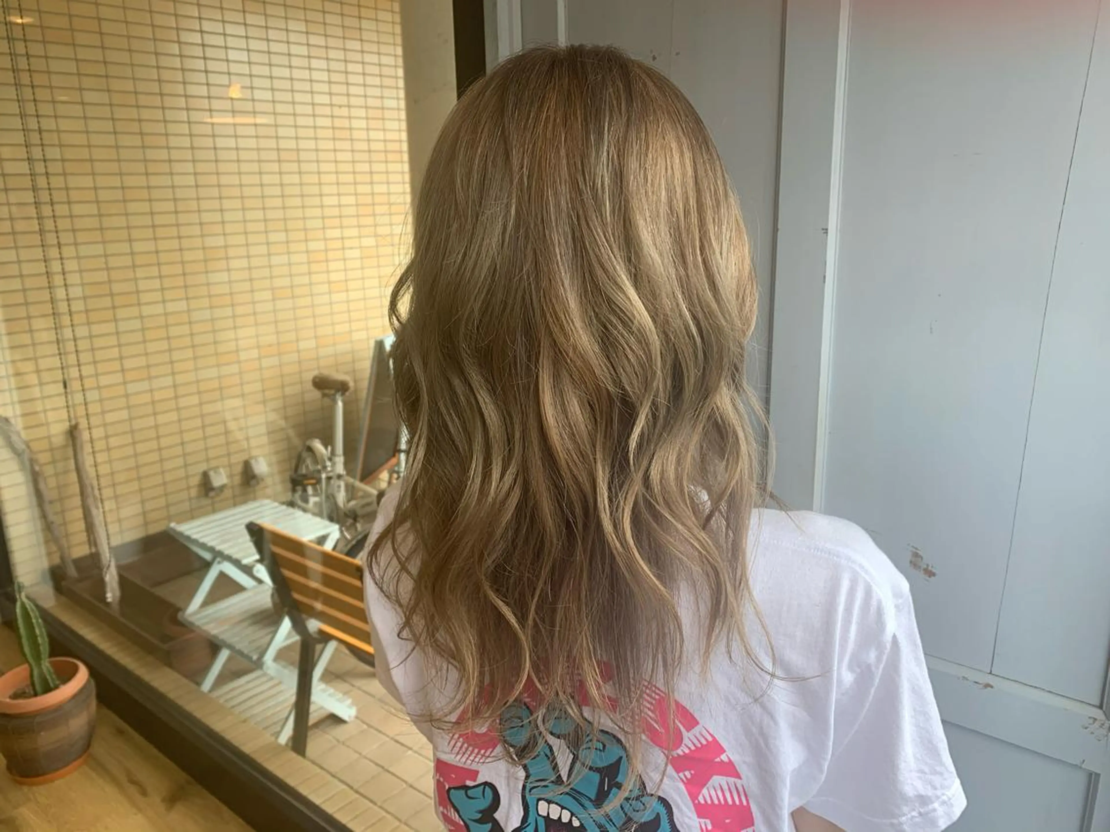 ロング カラー ベージュカラー ブリーチ ミルクティーベージュ ヘアカラー トリートメント ツキダテ ユイのヘアスタイル
