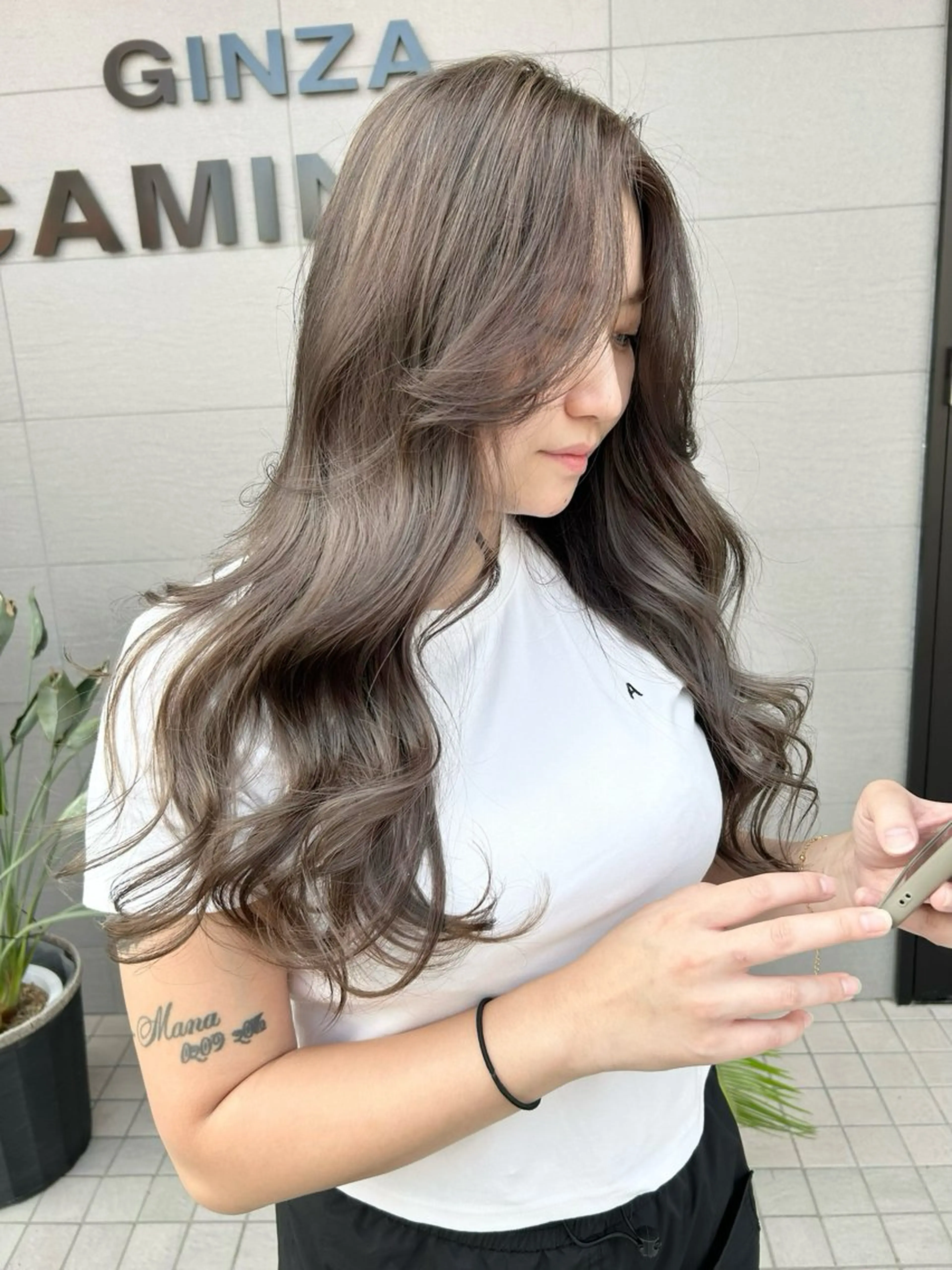 ロング カラー グレージュ ナカジマ ナナのヘアスタイル