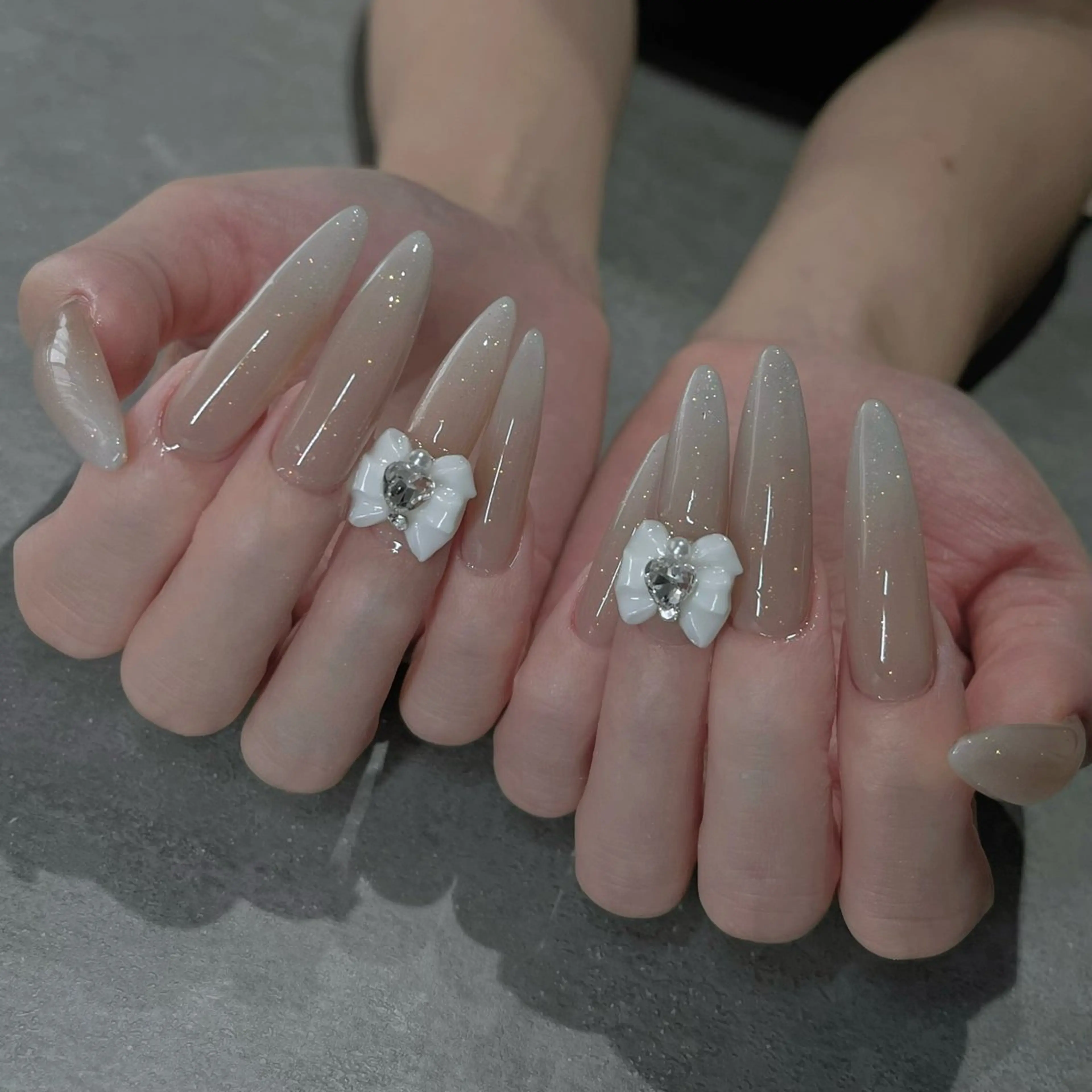 ネイル フットネイル フレンチネイル ジェルネイル ラメ(グリッター) ラメグラデーション ハンドネイル NEO Beauty Salon所属・𝐍𝐄𝐎 𝐉𝐔𝐑𝐈のネイルデザイン