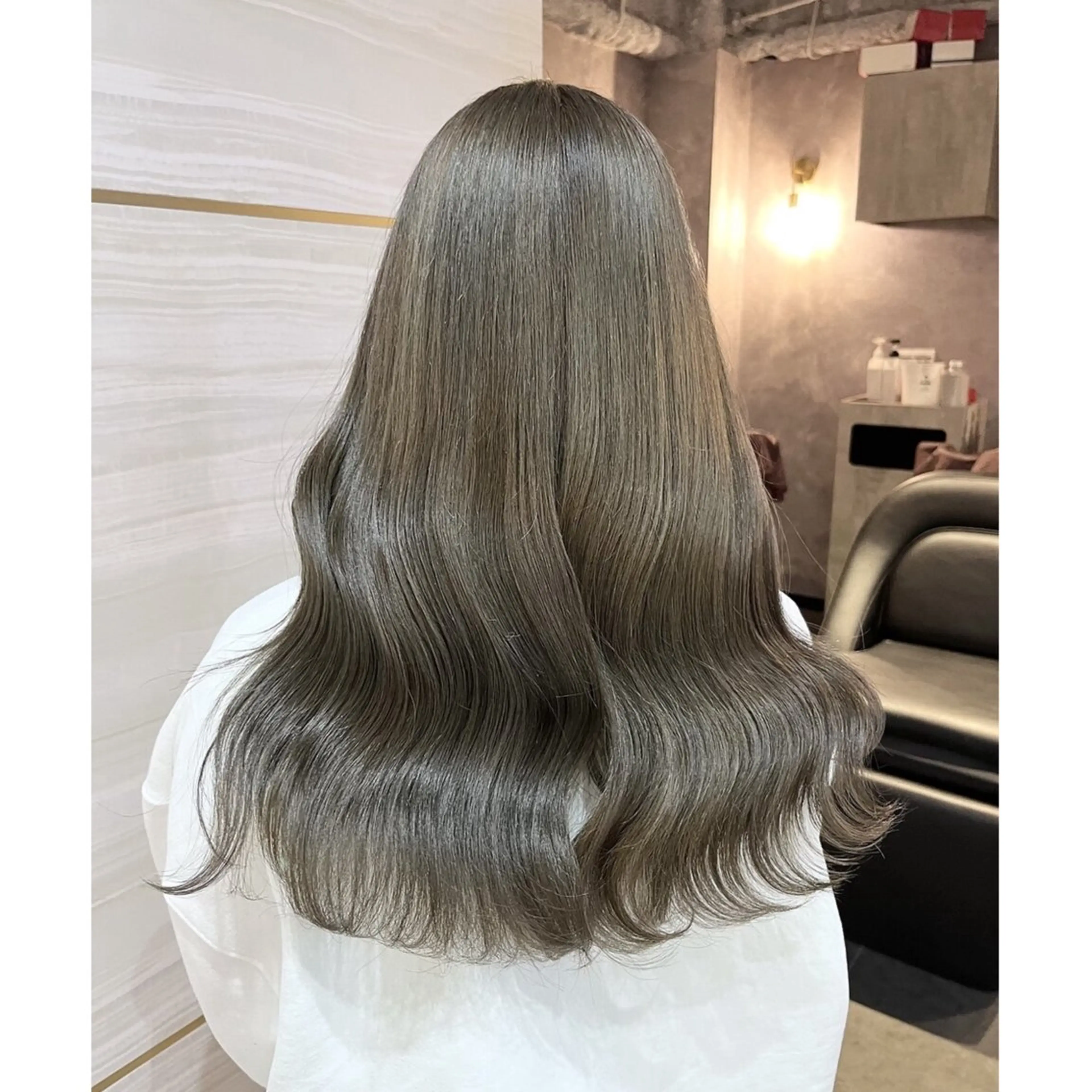 ロング カラー ベージュカラー ブリーチ オリーブベージュ 似合わせカット 🐈‍⬛momo🐾 ダブルカラーのヘアスタイル