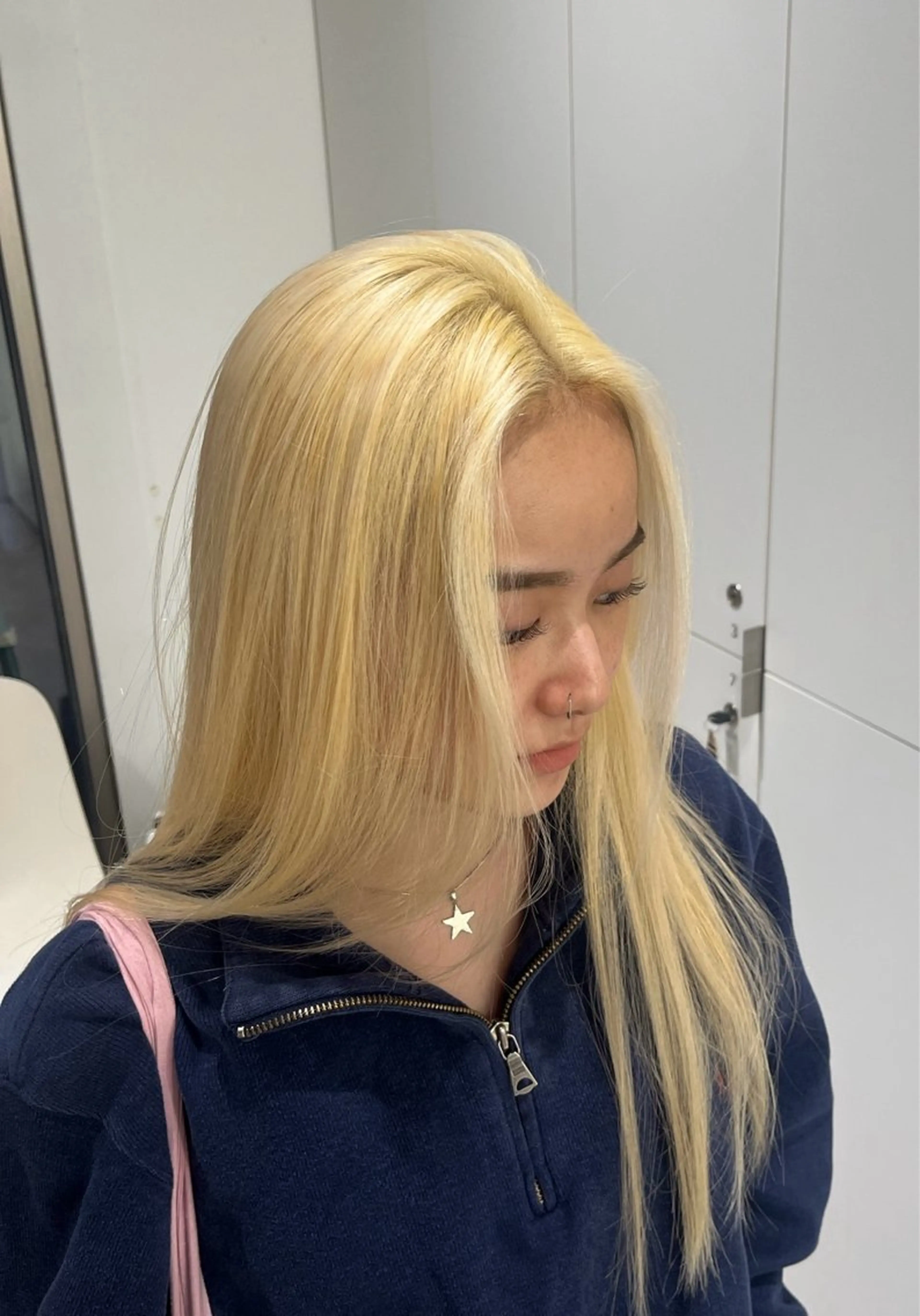 ロング カラー 抜きっぱなしブロンド ヘアカラー yoke所属・haruka kobayashiのヘアスタイル