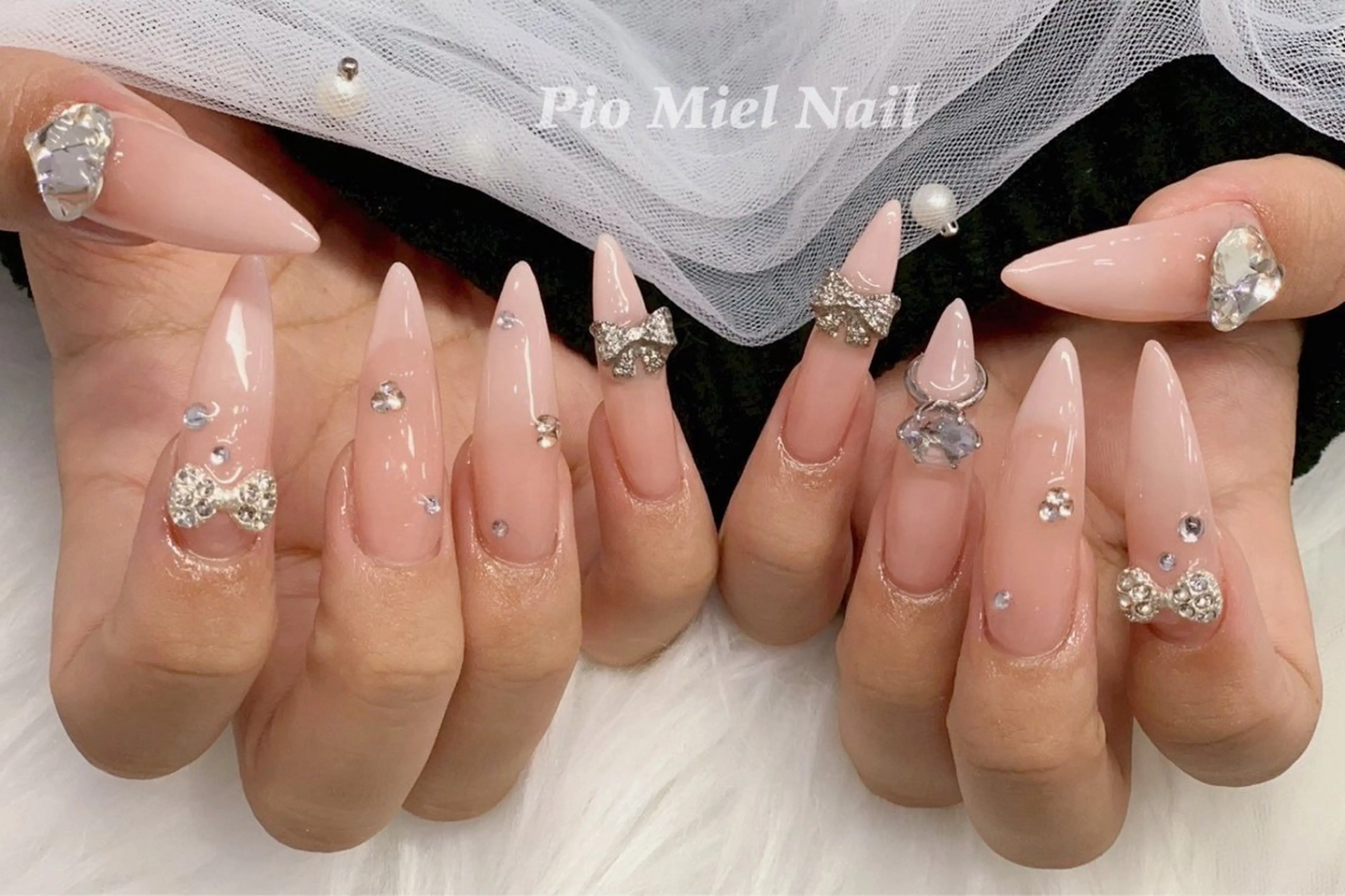 ロング カラー ピンクカラー レッドカラー 韓国風ヘア ロング クリスマス ハンドネイル momo 長さだしのネイルデザイン