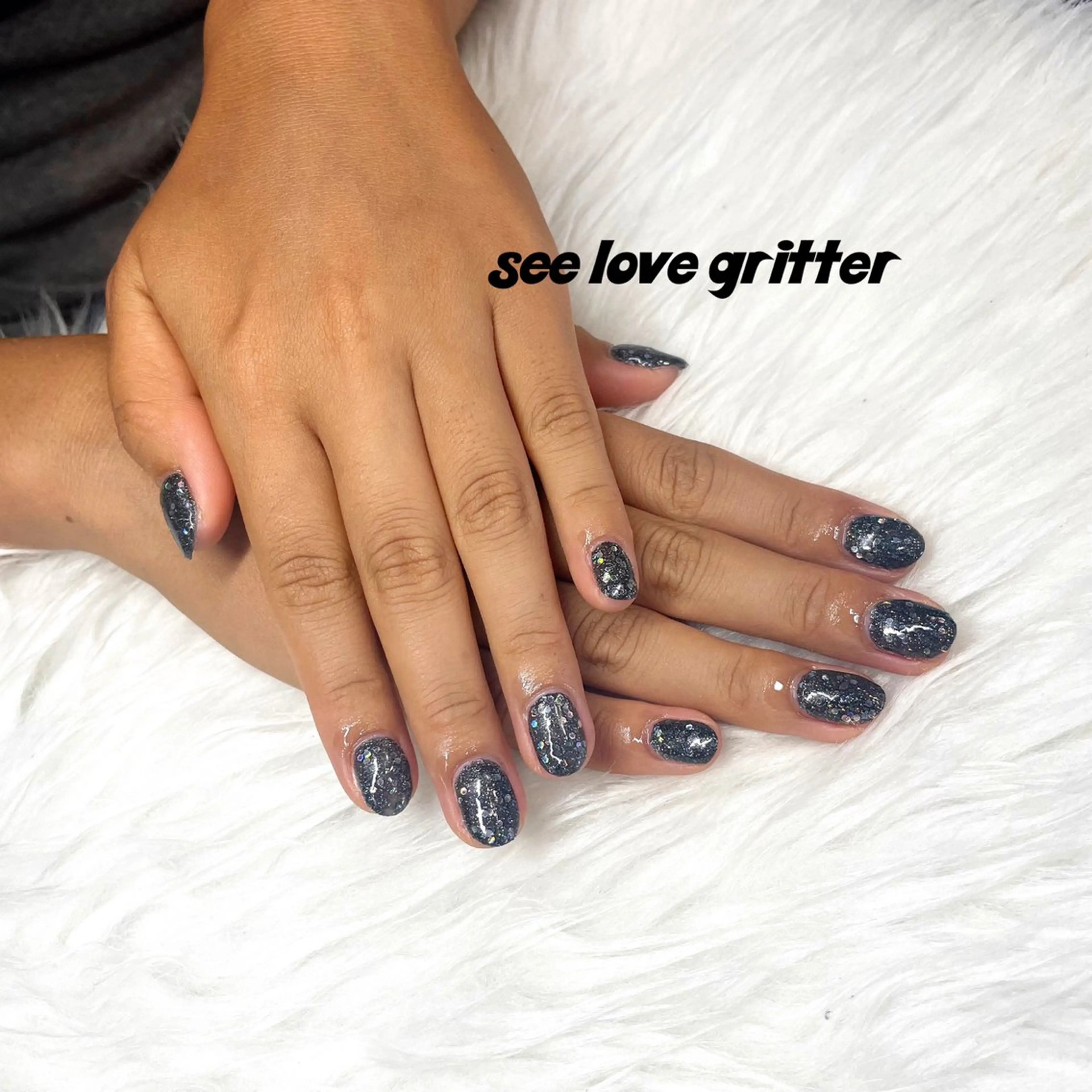 ミディアム see love gritterのネイルデザイン