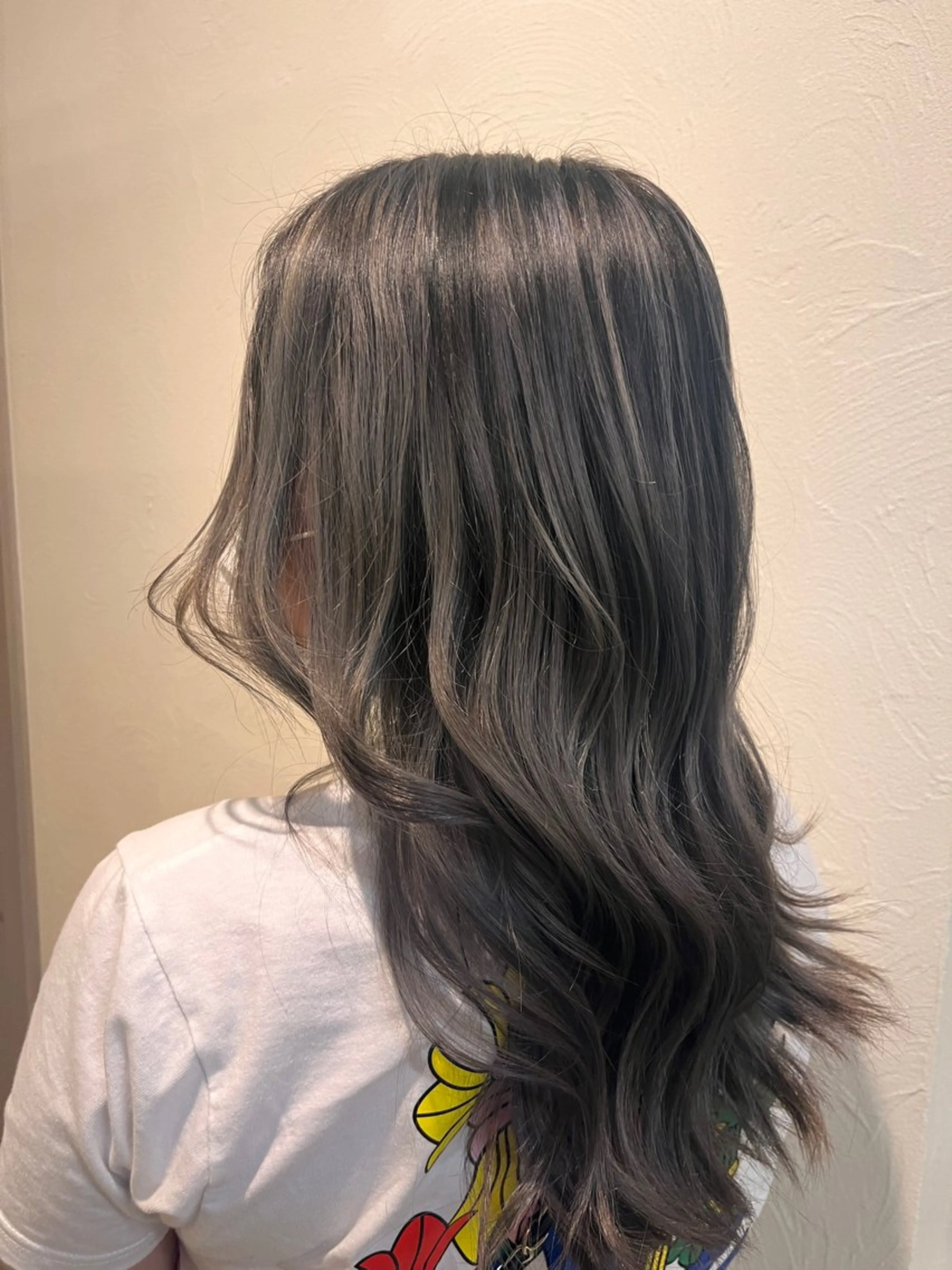 セミロング カラー 伯部 真子のヘアスタイル