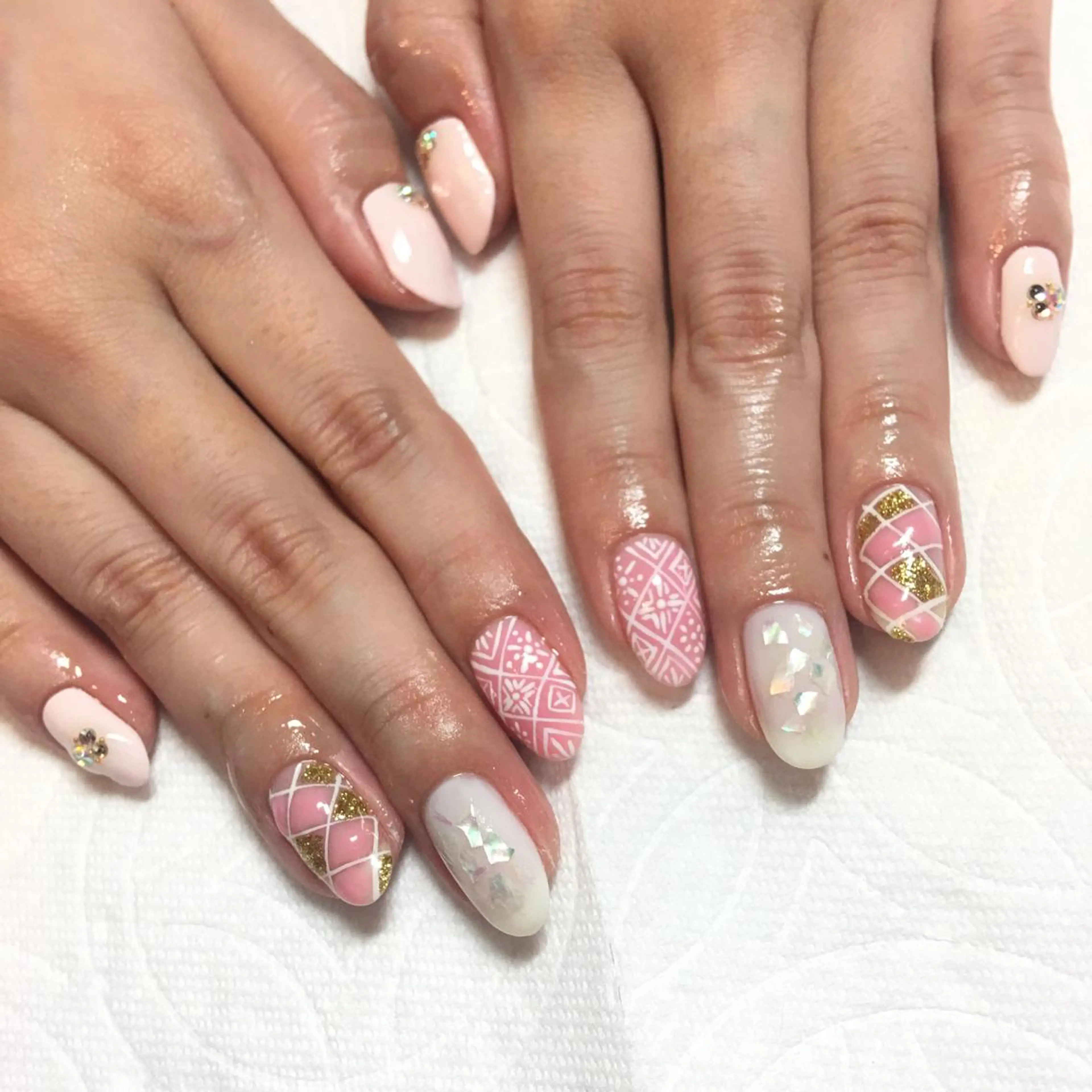 ネイル ピンク ストーンネイル THECOLORS所属・近貞 莉奈のネイルデザイン