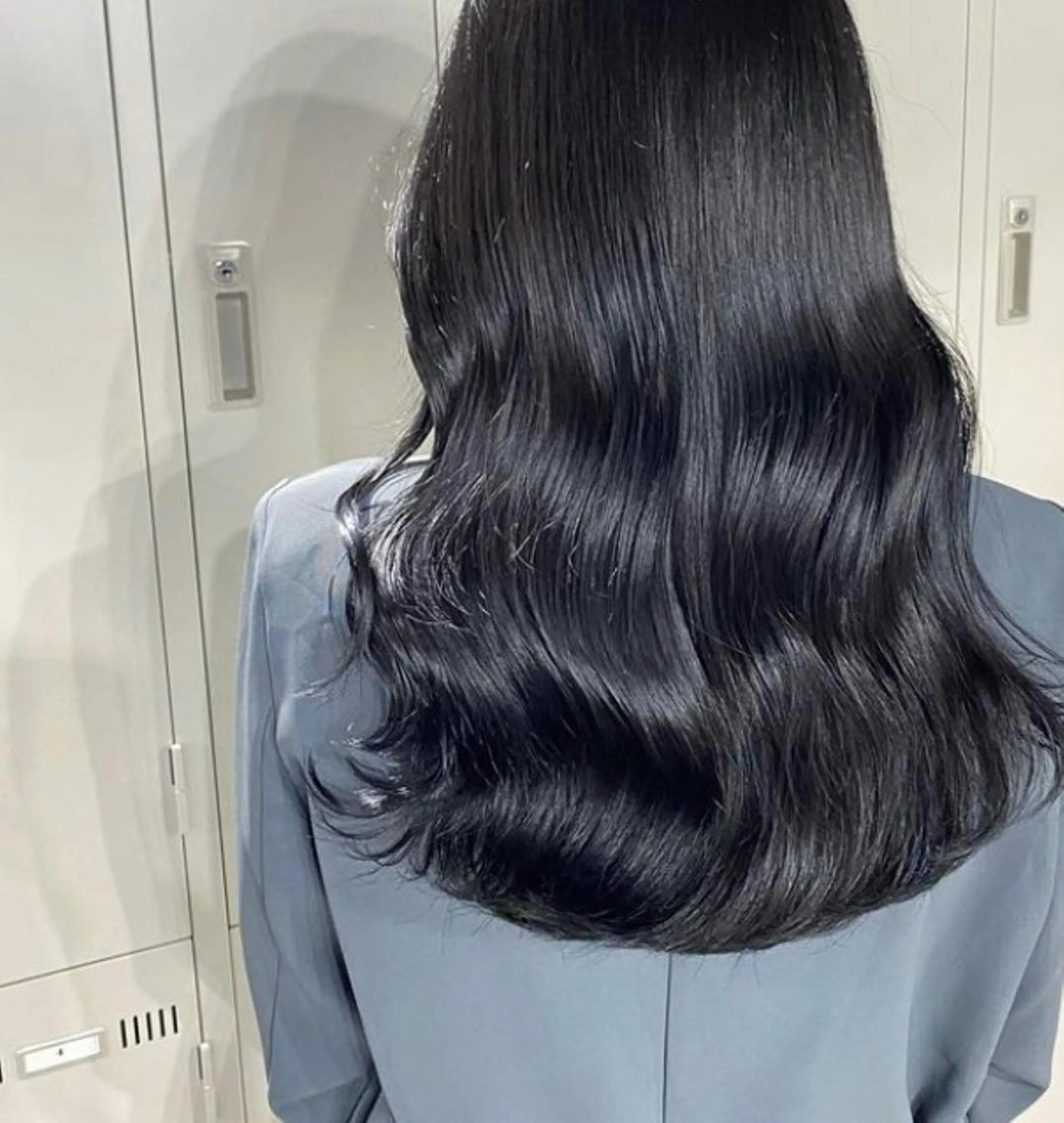 ロング カラー 黒髪 ブルーカラー ブルーブラック 透明感カラー サキ🤍ハイトーン 🩰くびれ巻きヘアのヘアスタイル