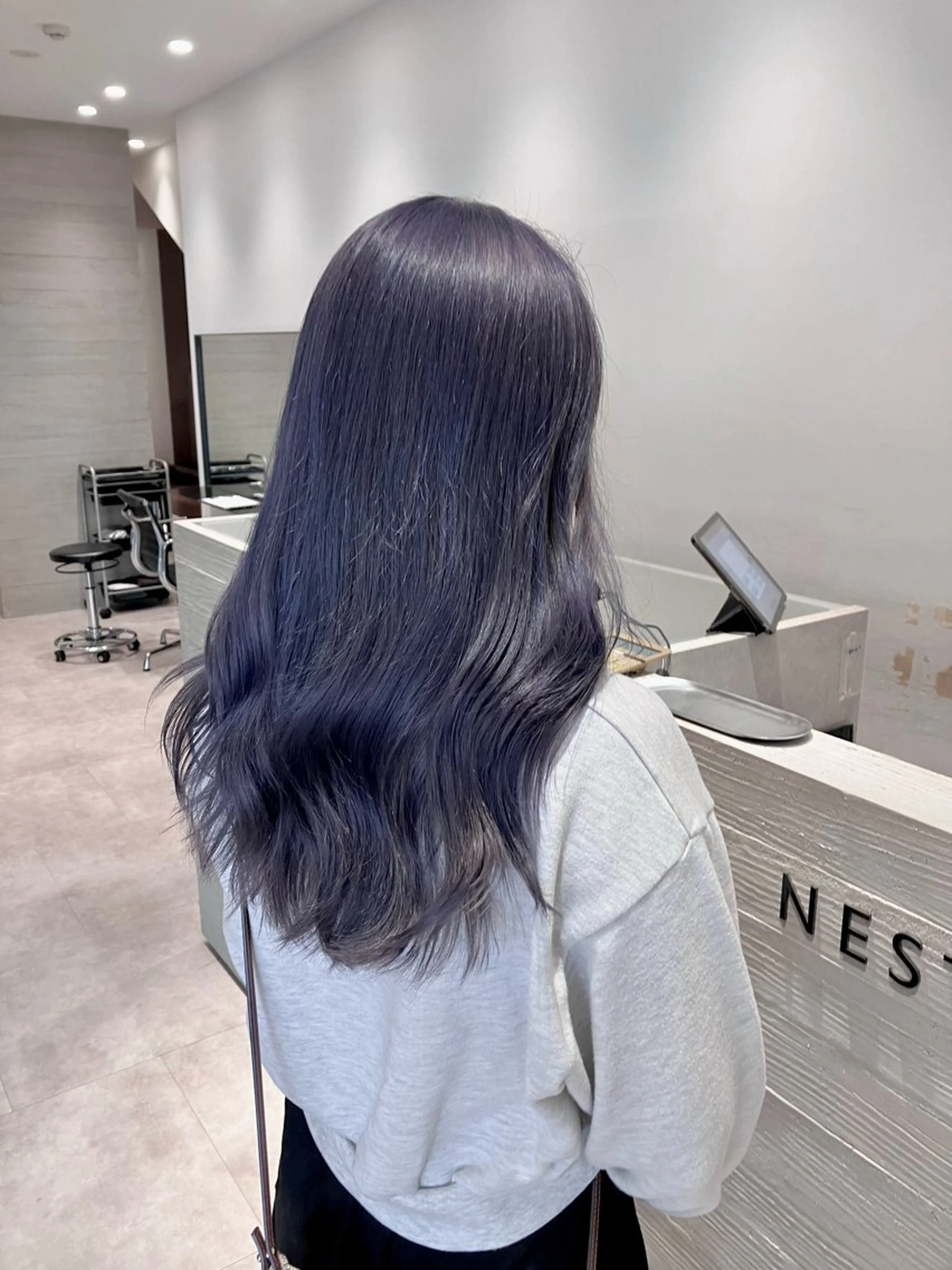 ロング カラー ブリーチ ブルーカラー ブルージュ ラベンダーカラー サキ🤍ハイトーン 🩰くびれ巻きヘアのヘアスタイル