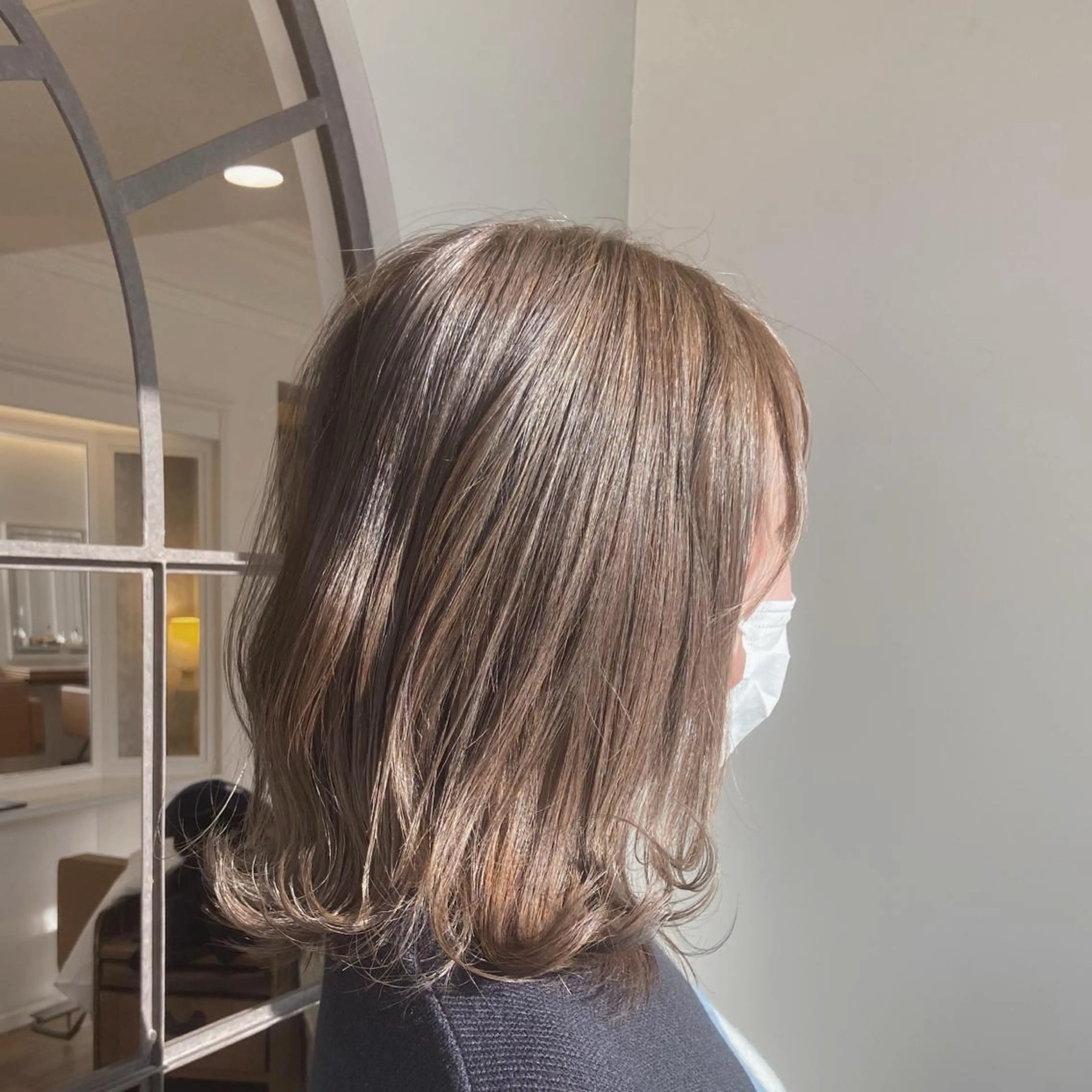 ミディアム アッシュ 峯 志帆のヘアスタイル