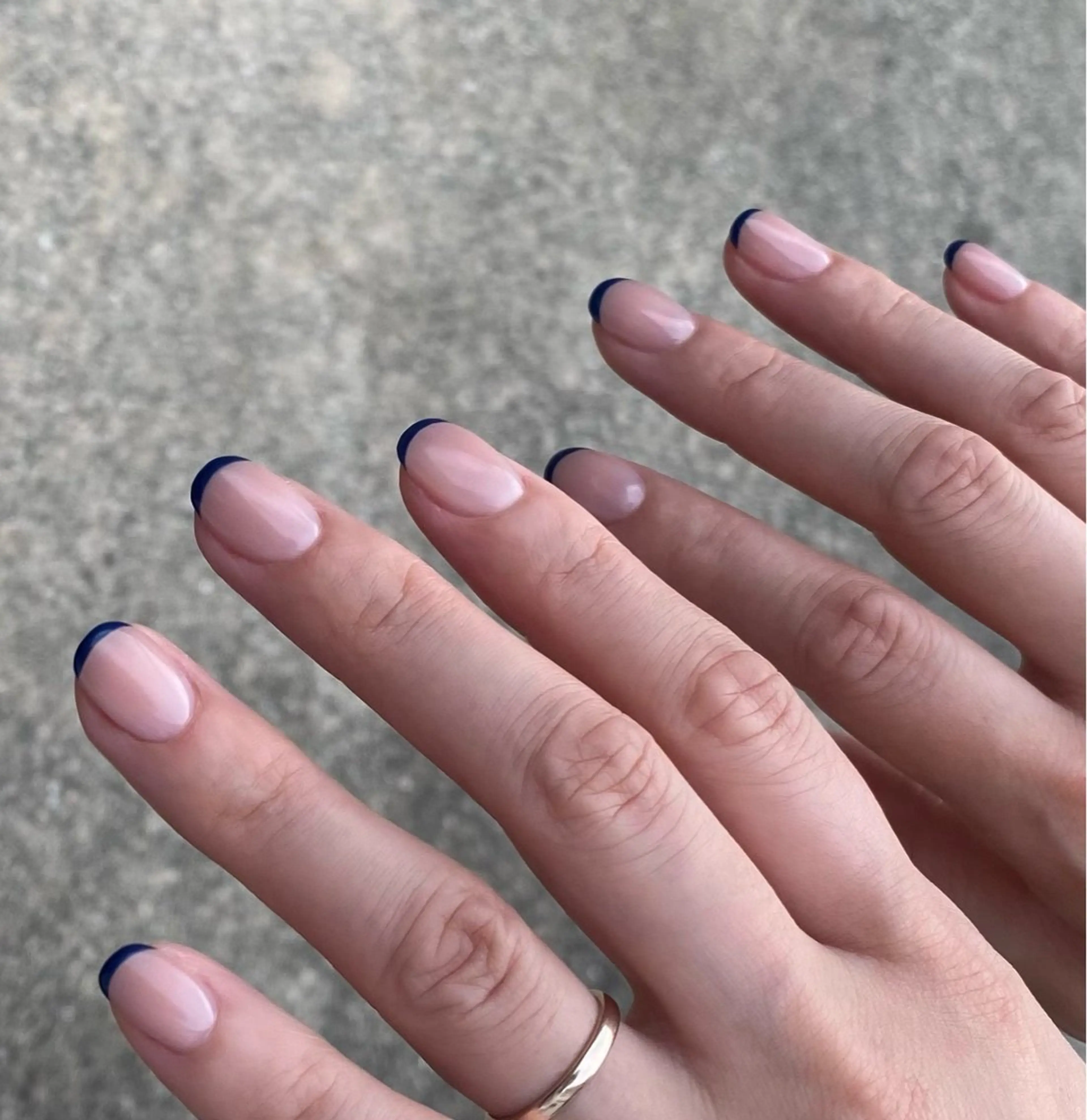 ハンドネイル　フレンチ(ベースカラーあり)の写真