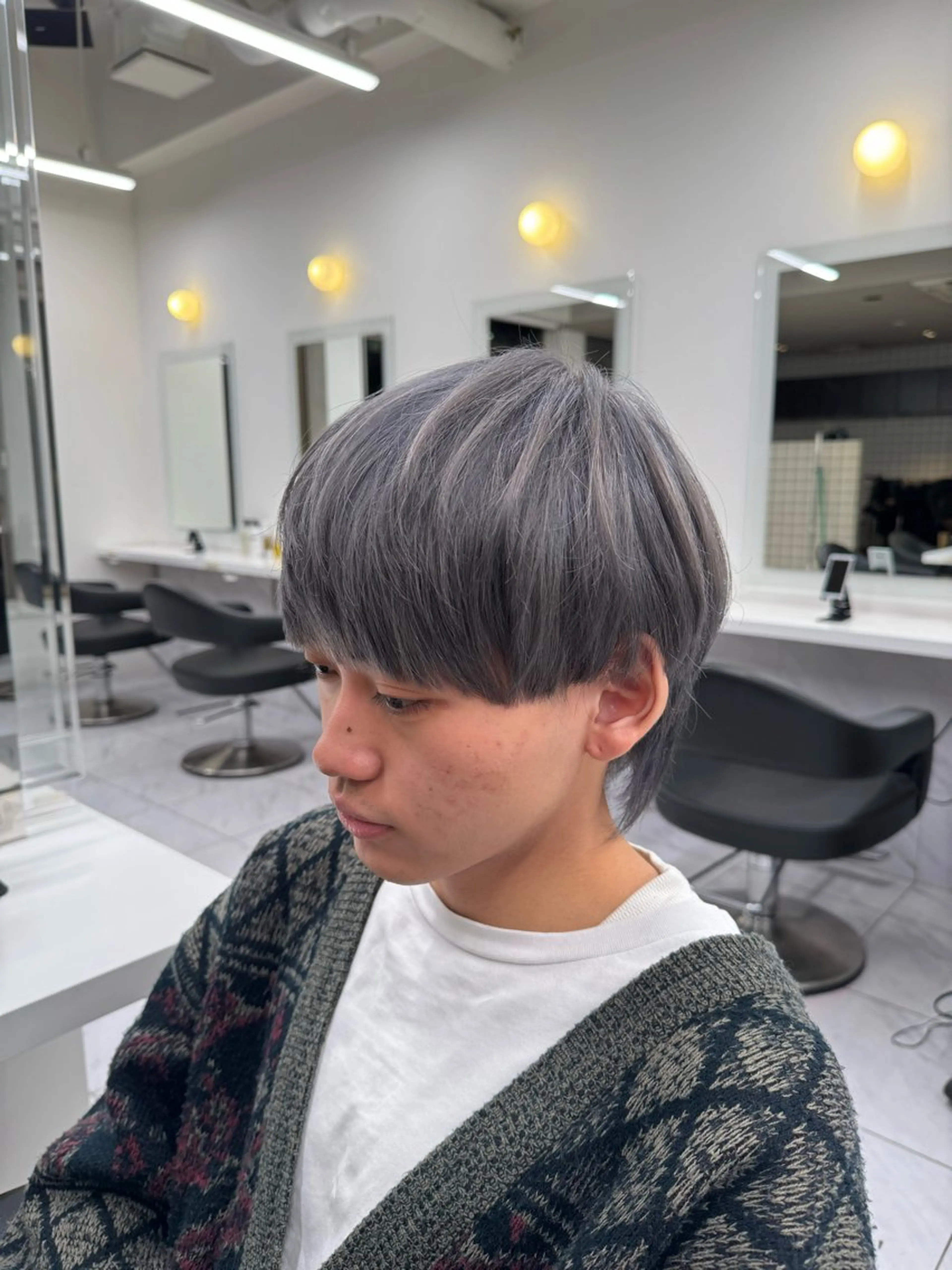 ショート カラー ヘアアレンジ メンズ シルバー くびれヘア カット ヘアカラー トリートメント ヘアセット 顔まわりカット の達人のヘアスタイル