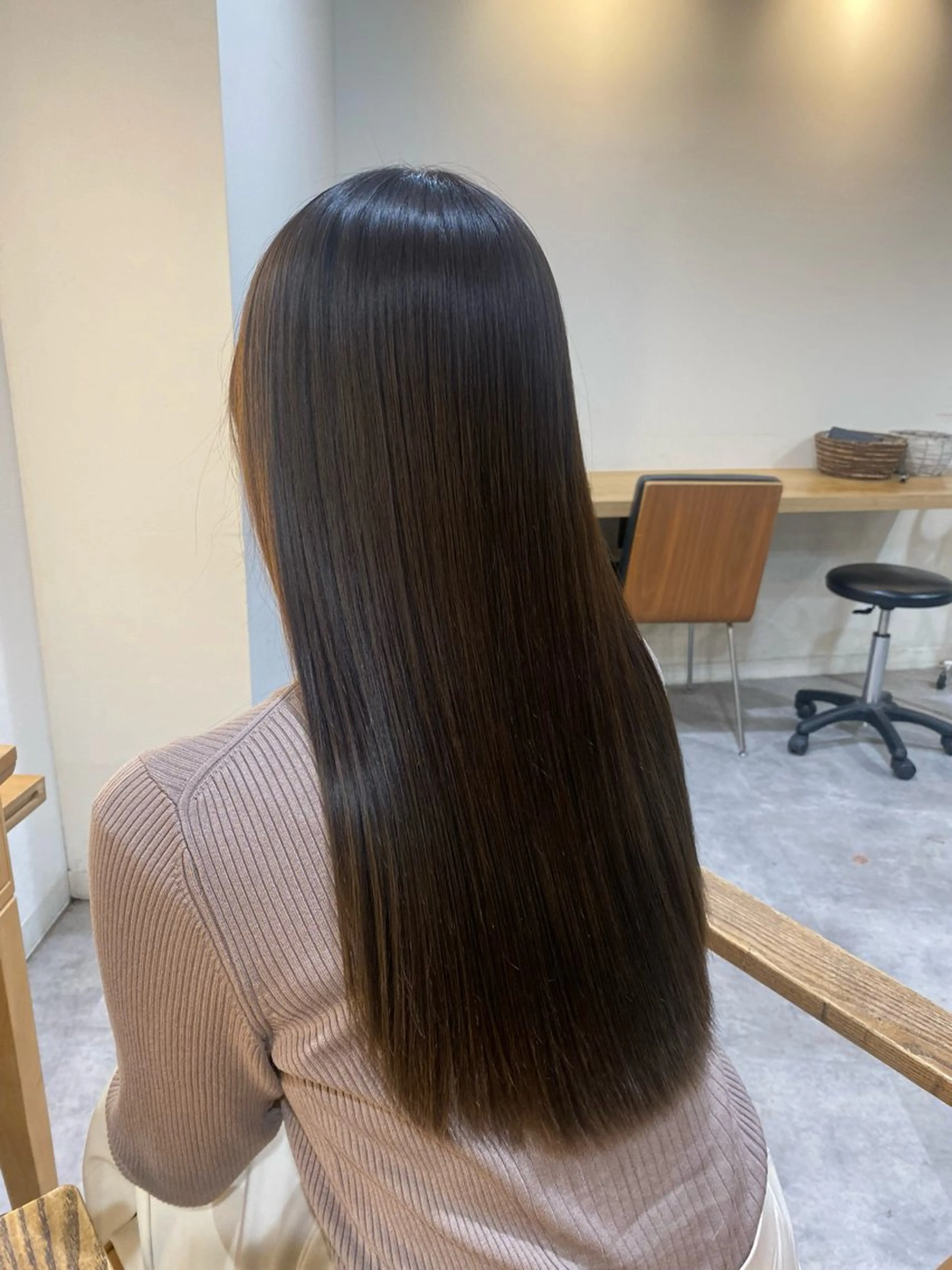 ロング アッシュ カット ヘアカラー 酸性ストレート× 韓国風レイヤーのヘアスタイル