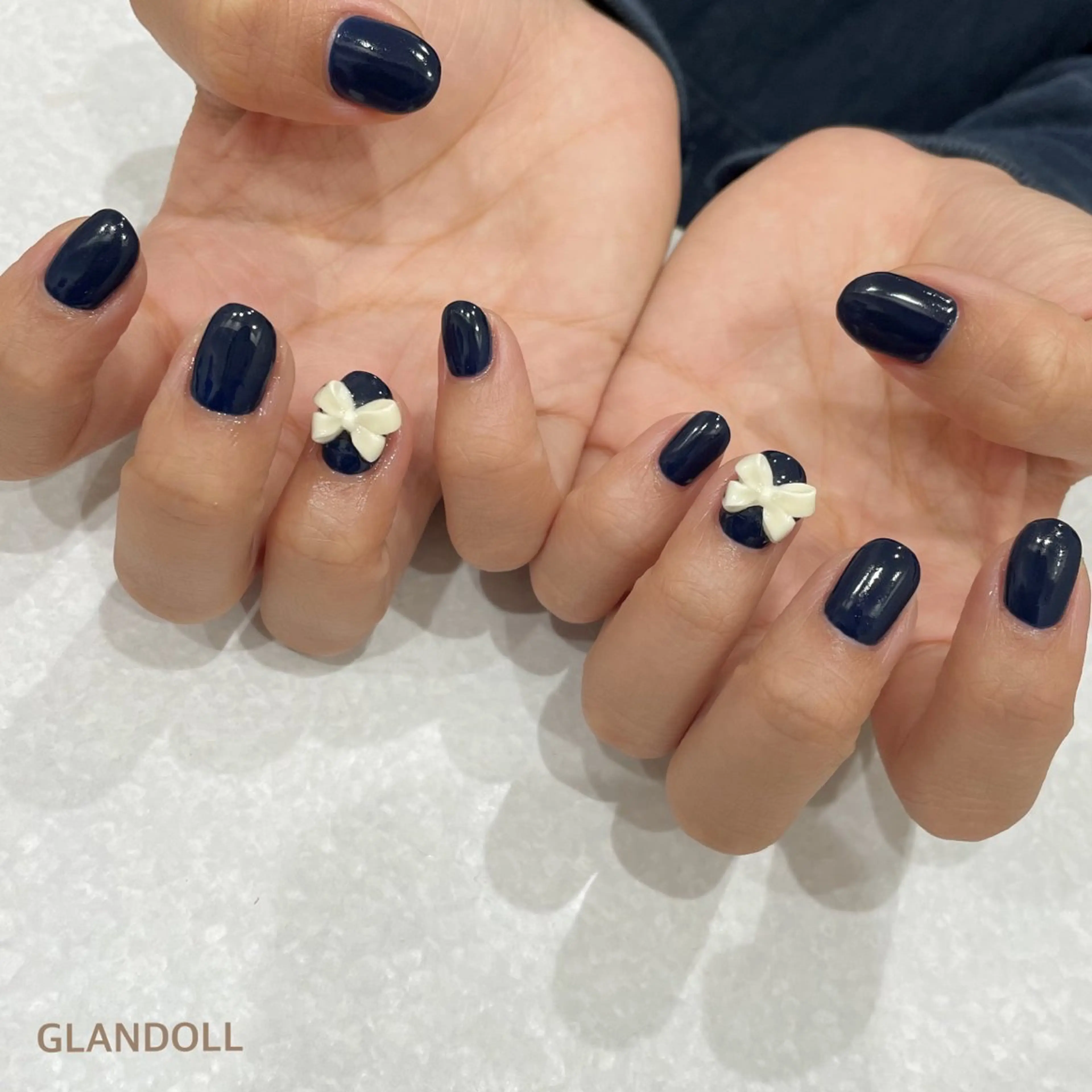 ネイル ネイビー リボン ハンドネイル GLANDOLL YURIのネイルデザイン