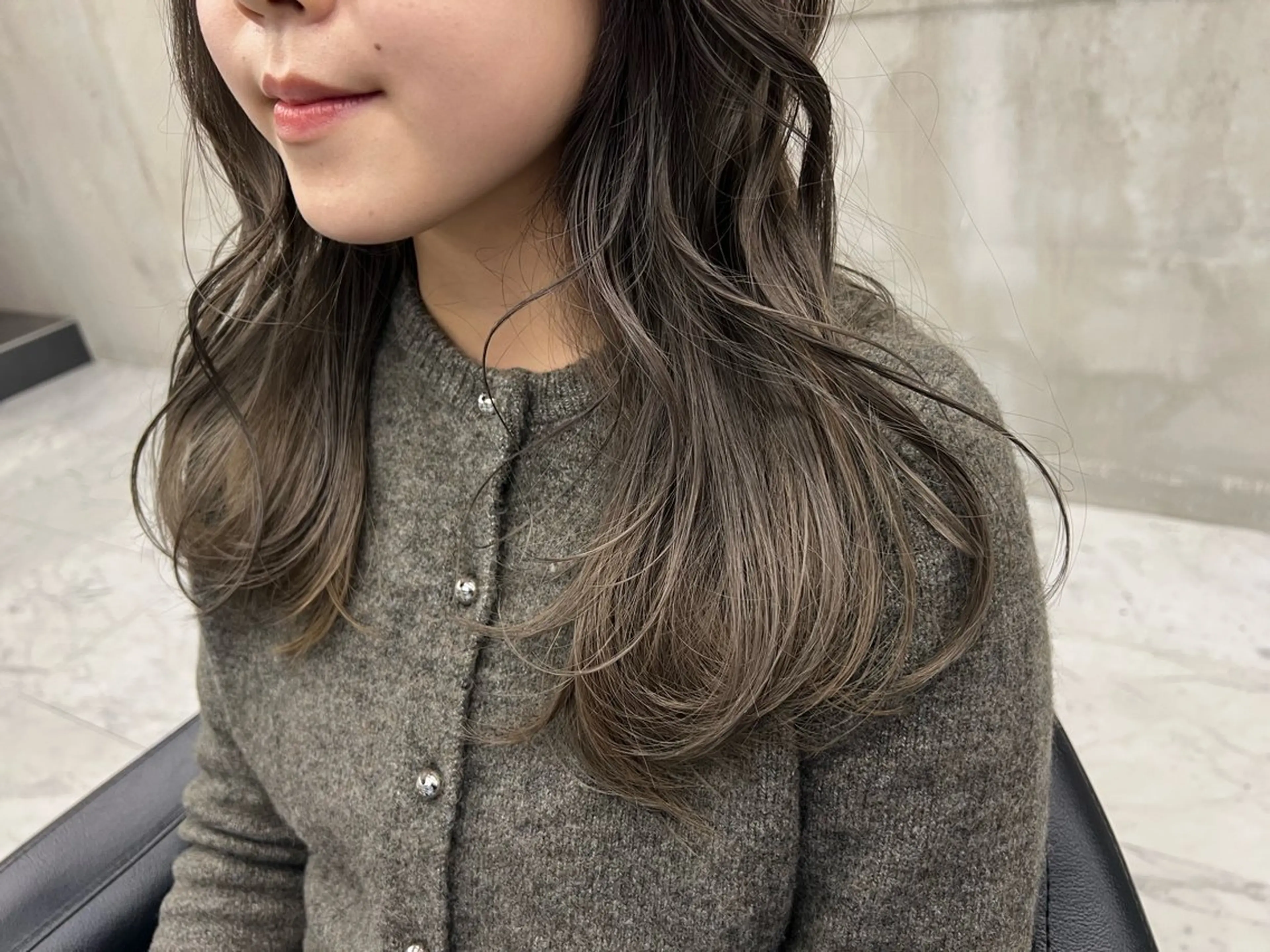 セミロング カラー ブリーチ グレージュ ヘアカラー ハイライト/白髪ぼか し/臼田さりな🌹のヘアスタイル