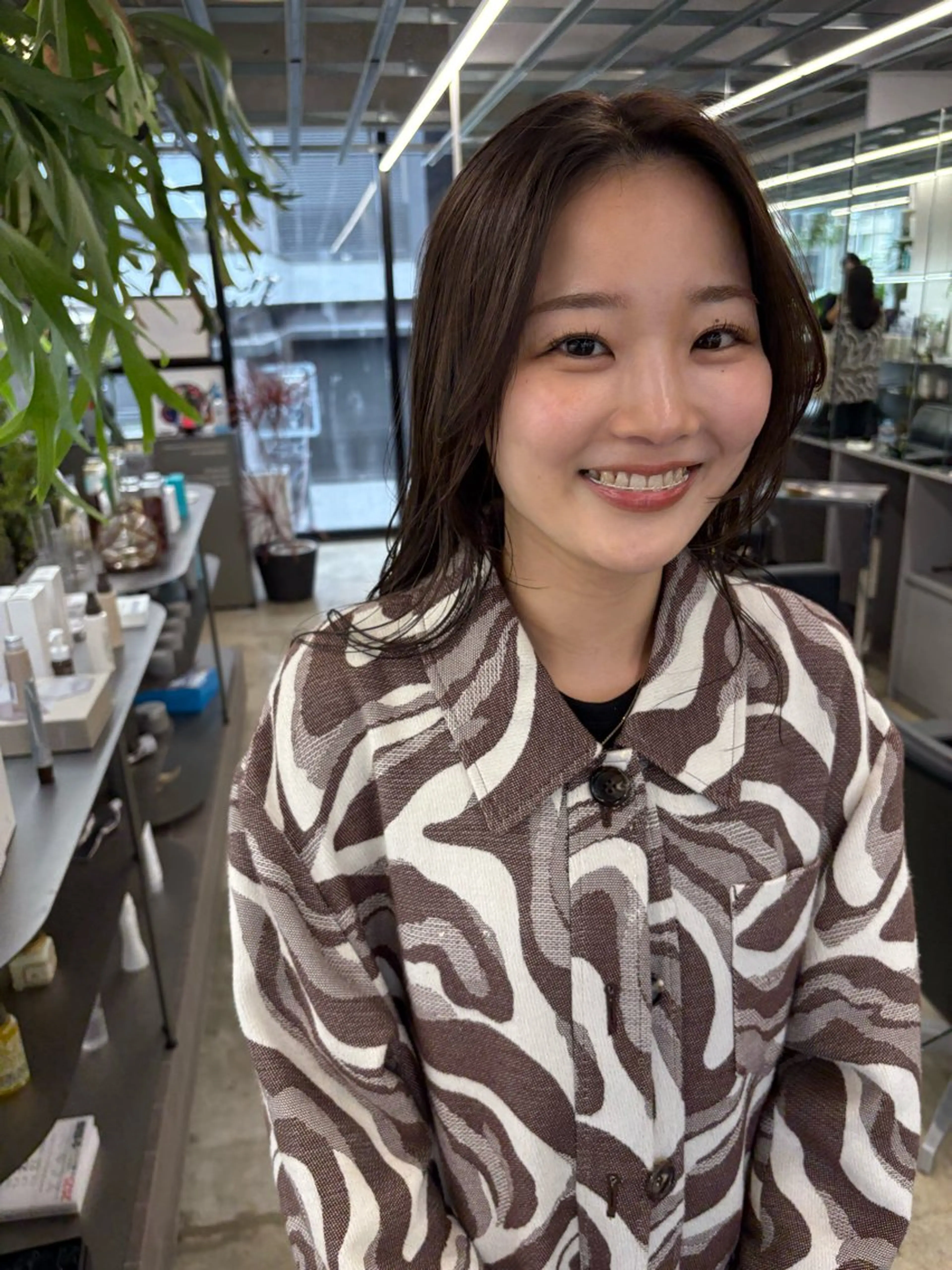 ミディアム カラー レイヤーカット カット ヘアカラー トリートメント 似合わせカット レイヤーボブウルフのヘアスタイル