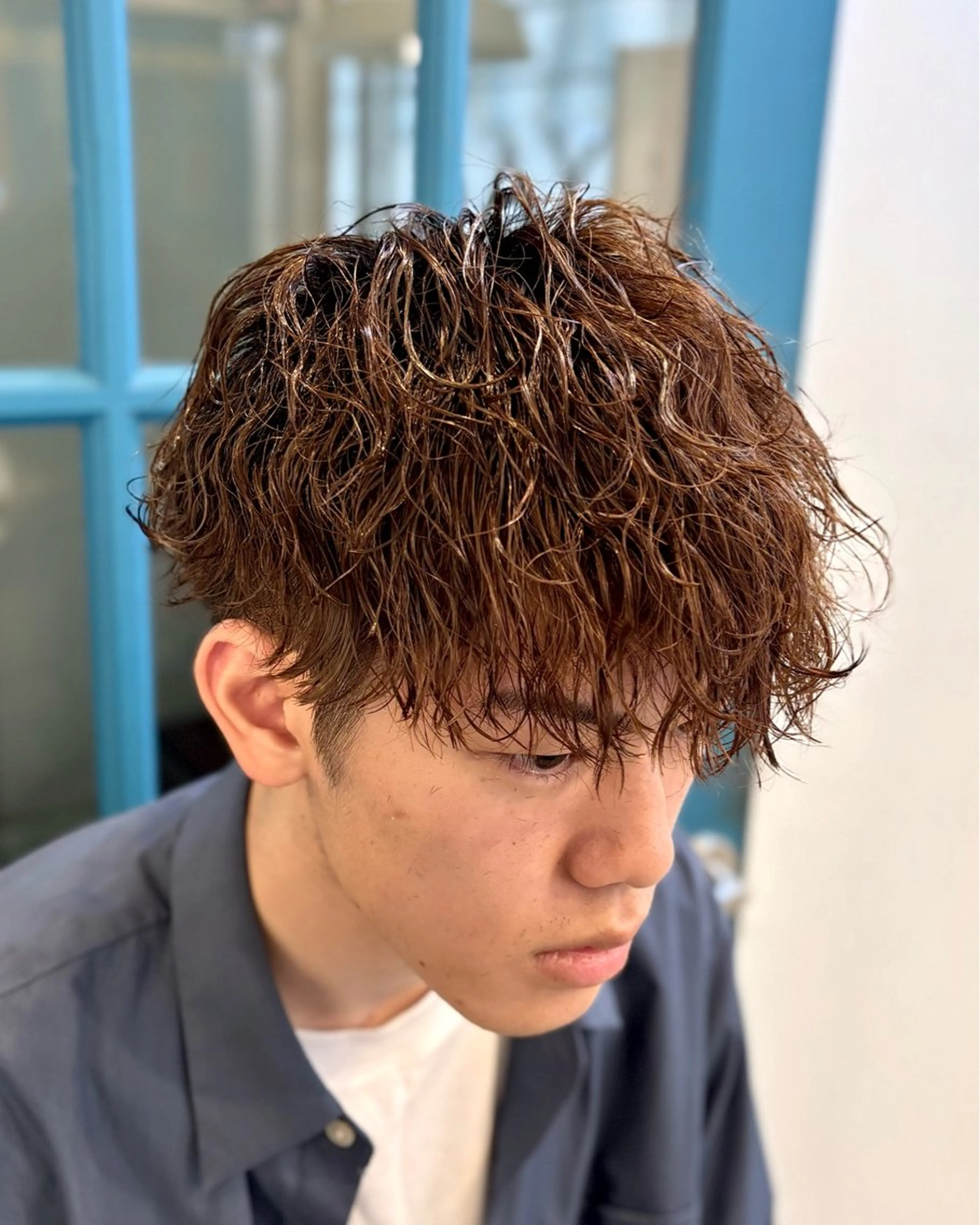 パーマ メンズ メンズパーマ 波巻きパーマ カット ヘアカラー パーマ ショート、韓国メンズ ヘアのかつらぎのヘアスタイル