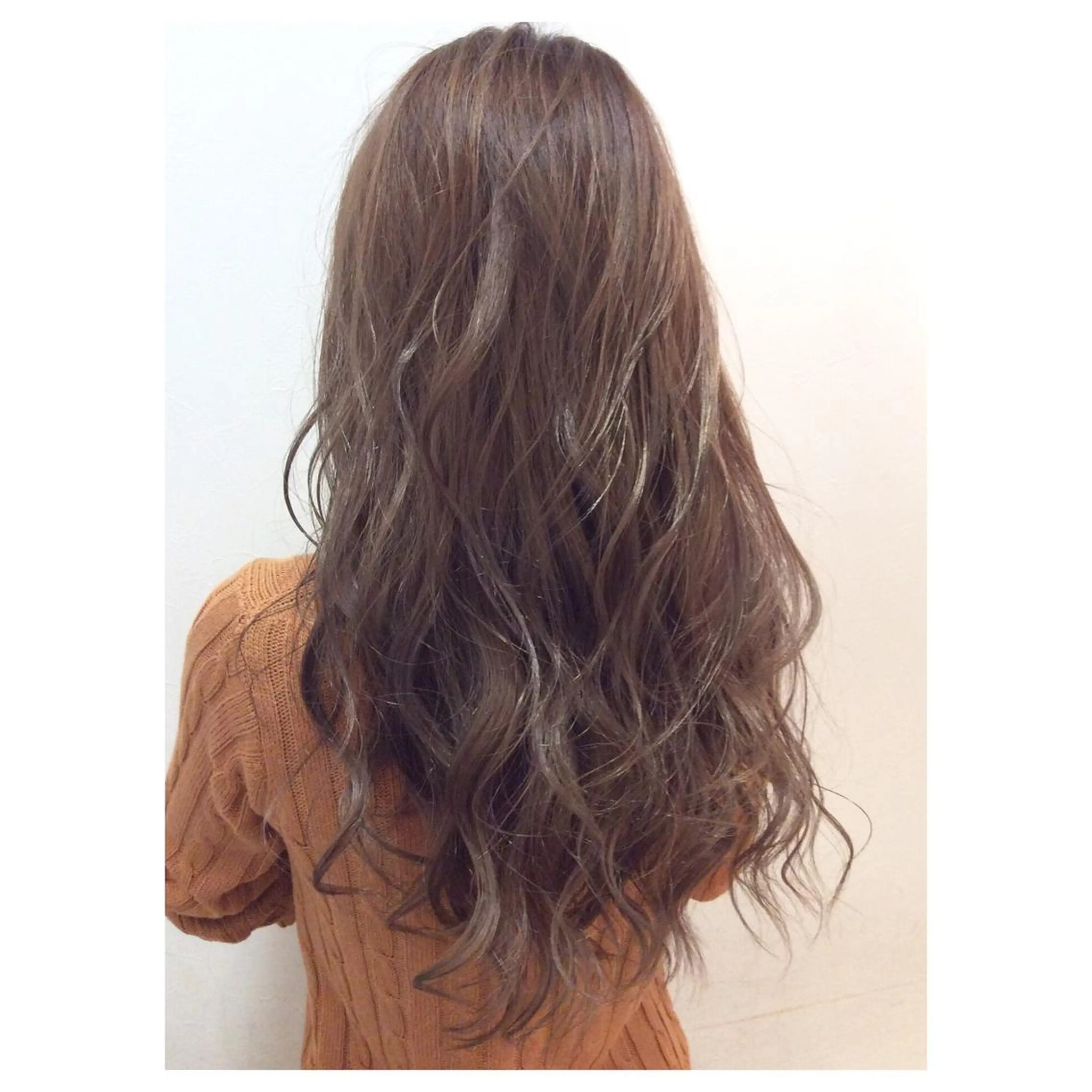 セミロング ロング アッシュ TOMOYAレイヤー ブリーチ縮毛矯正のヘアスタイル