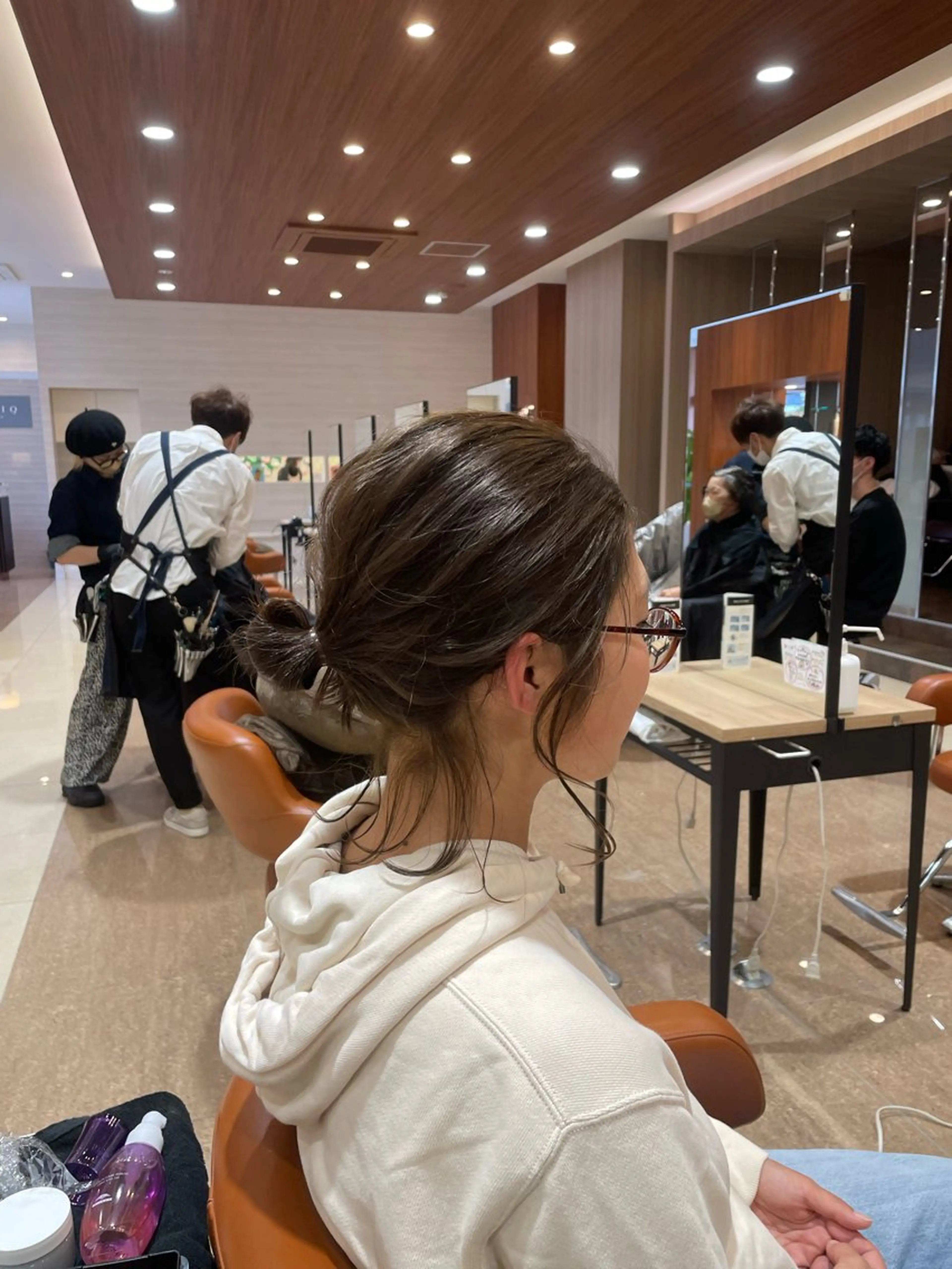 ミディアム 脱白髪染め白髪ぼかし TERA（寺崎）のヘアスタイル