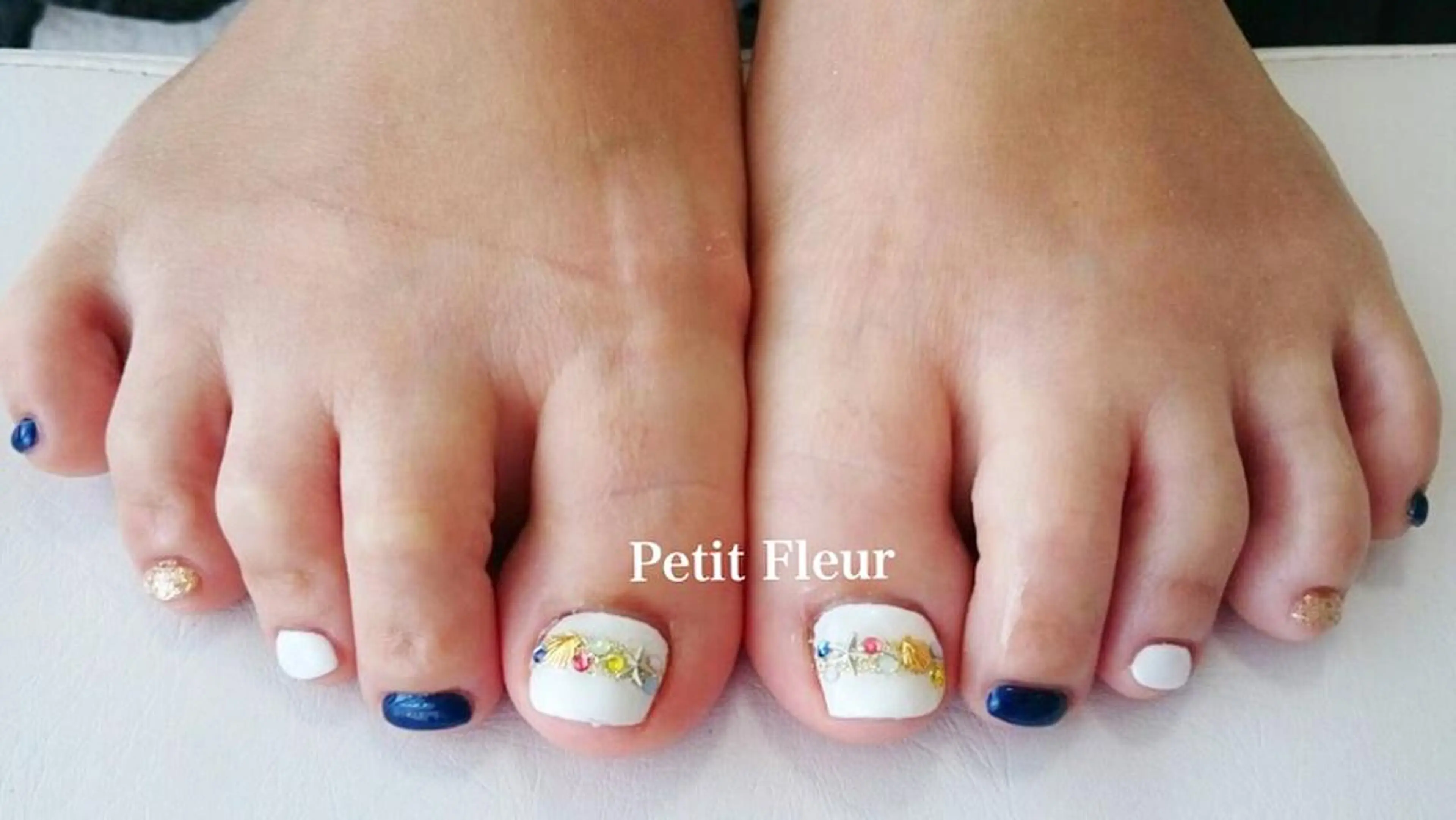 ネイル ネイビー 夏ネイル ホワイト Petit Fleur所属・青柳 亜梨奈のマツエク・マツパデザイン