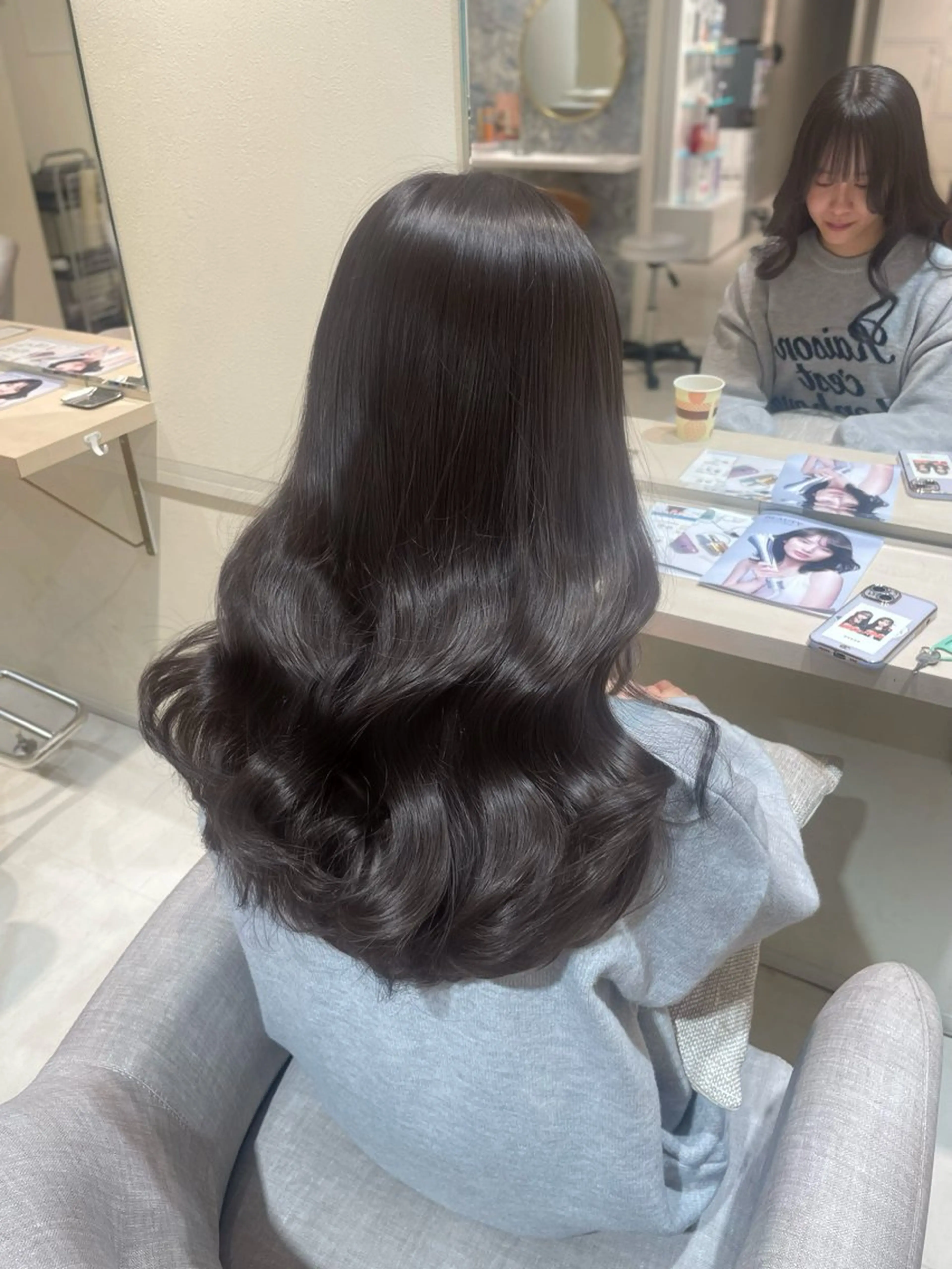 セミロング CreBiA ten_【クレビアテン】所属・crebia 漢人 美海／レイヤーカットのヘアスタイル