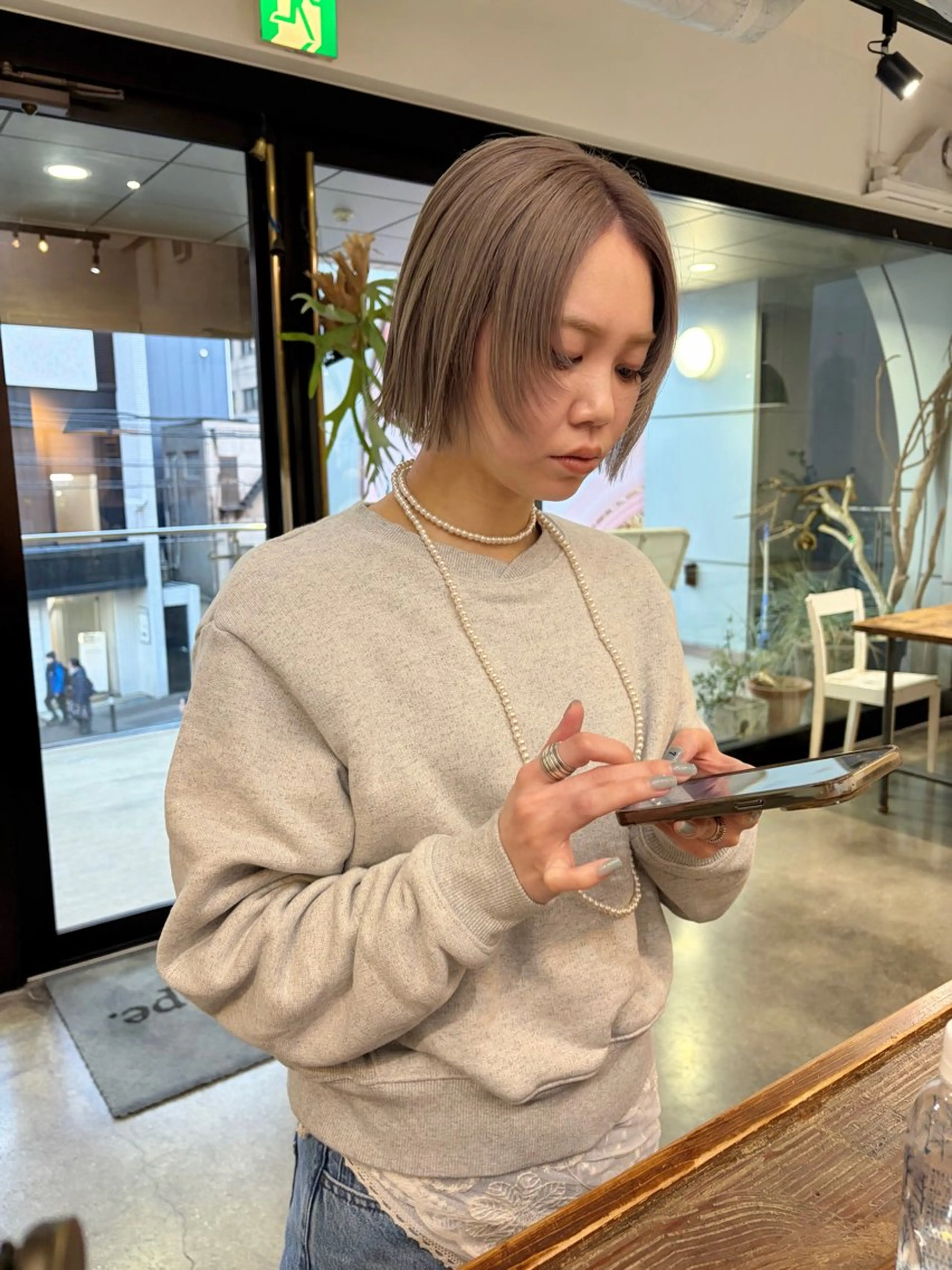 ショート カラー ボブレイヤー ベージュカラー ブリーチ ブロンド ブロンドベージュ カット ヘアカラー 千葉 郁也のヘアスタイル