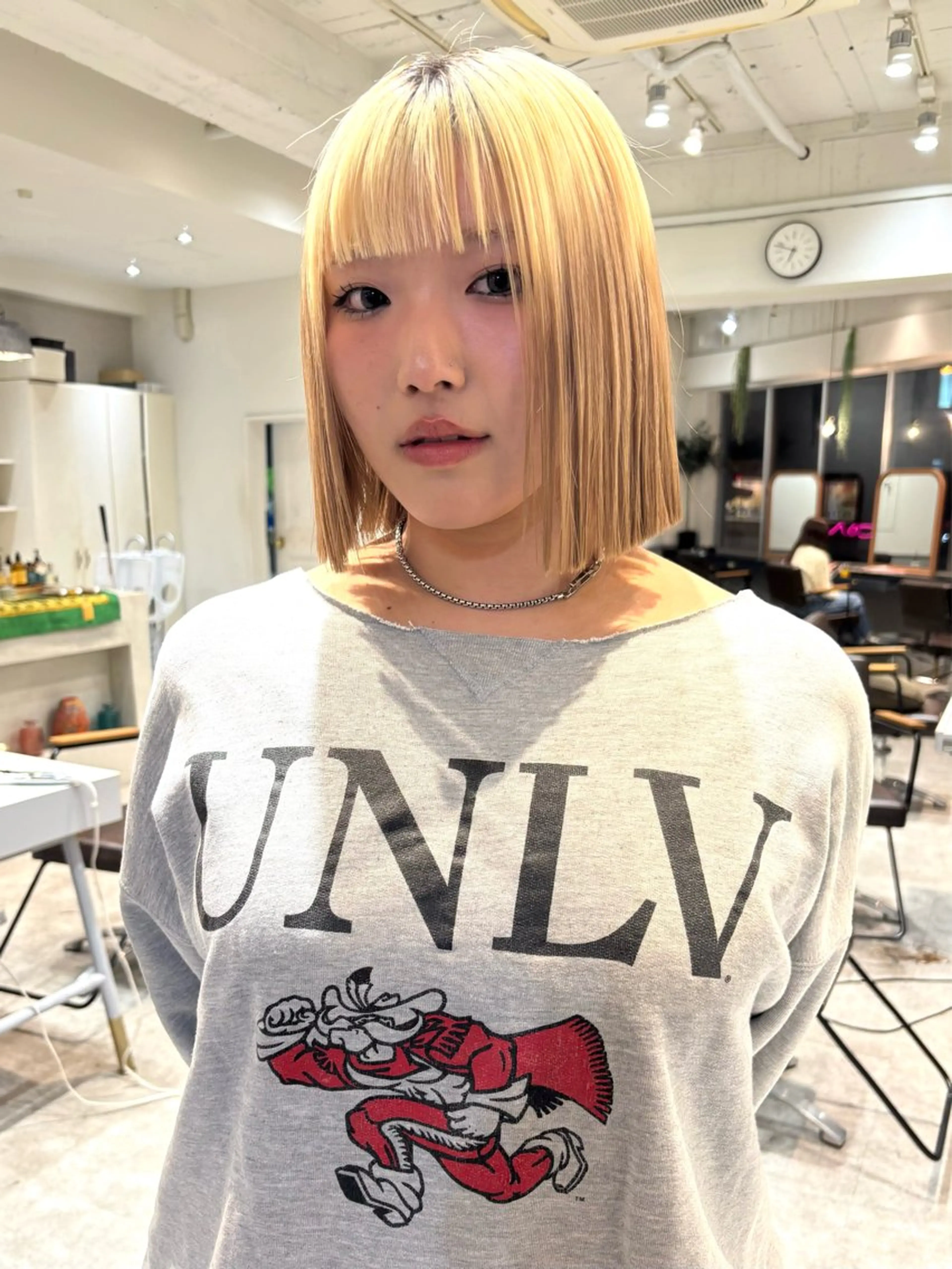 ショート ｍｏｍｏ/ ハイトーン/ベージュのヘアスタイル