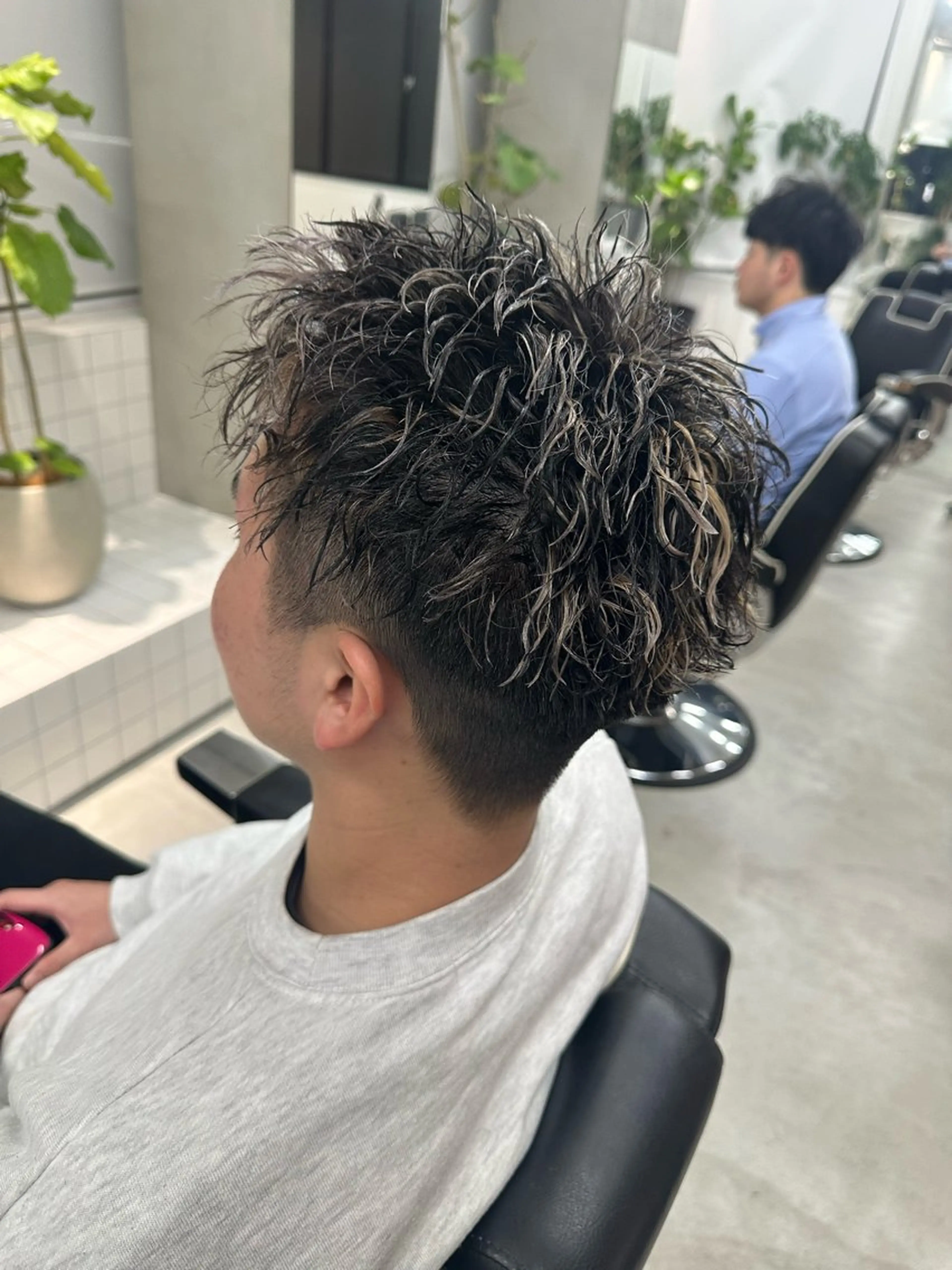 カラー パーマ メンズ メンズハイライト メンズパーマ ツイストスパイラルパーマ ハイライトカラー スパイラルパーマ 中村 虎のヘアスタイル