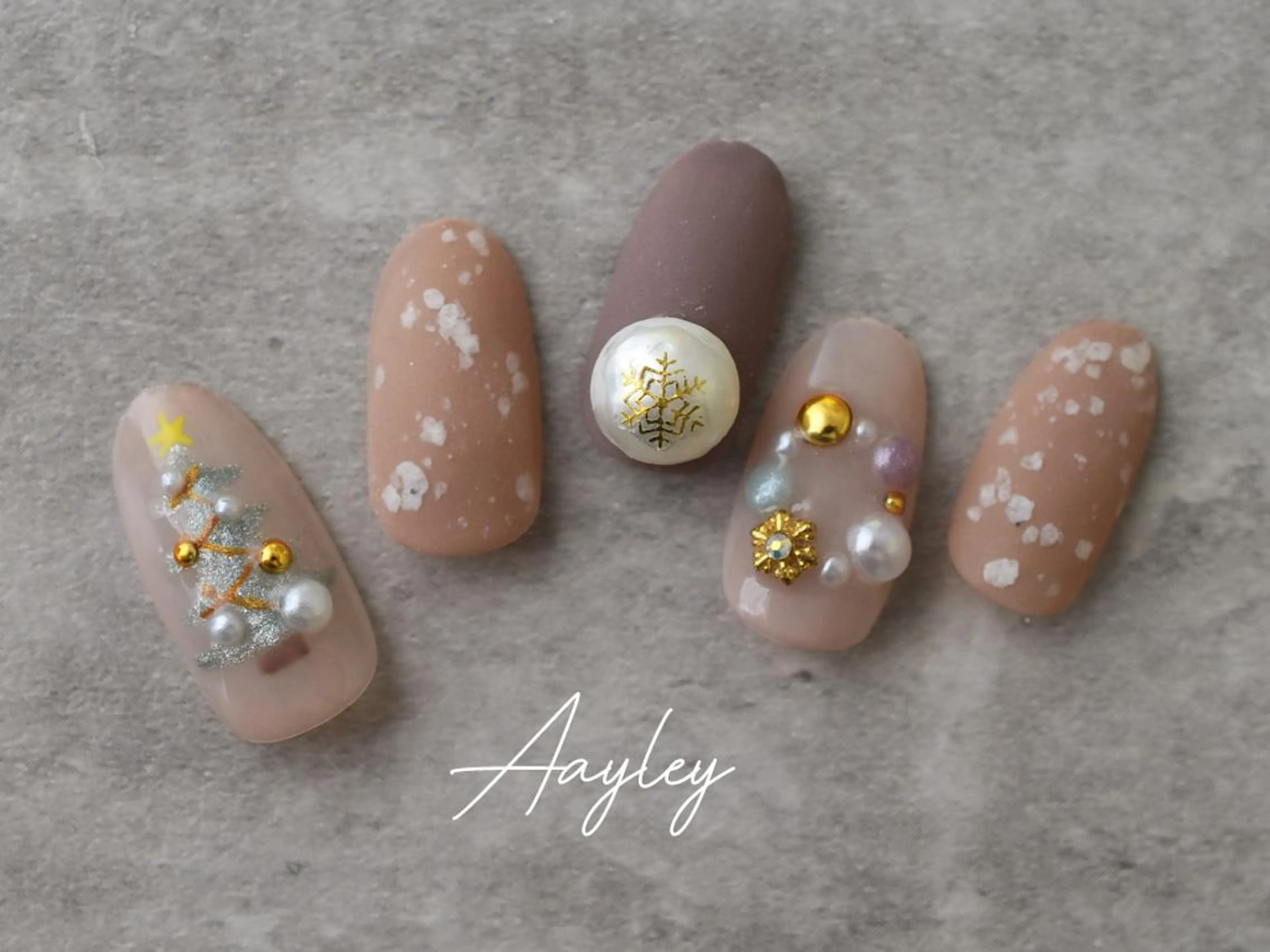 ミディアム カラー ネイル Aayley(アイリー)Salon所属・Aayley アイリ―サロンのネイルデザイン