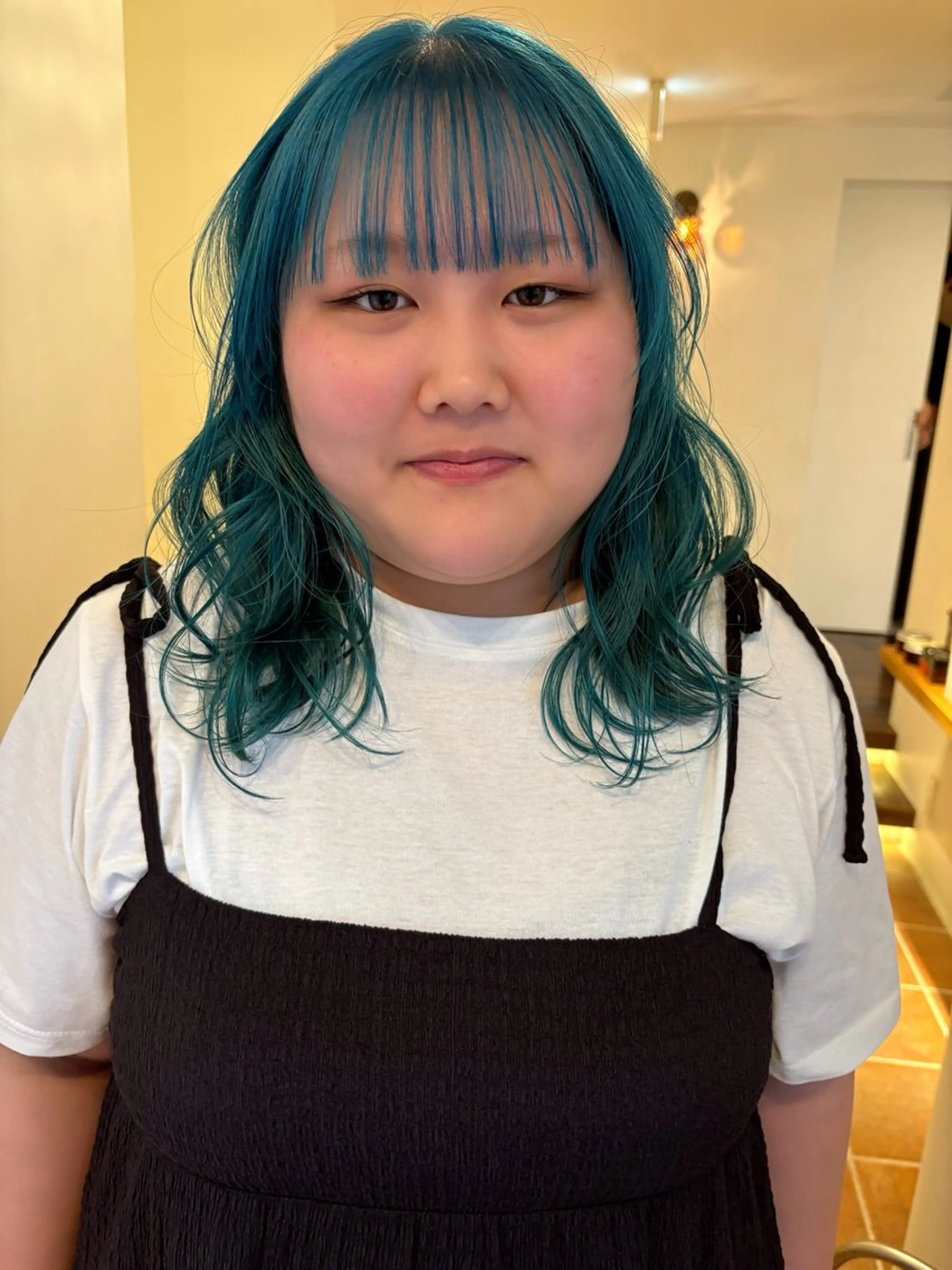 ミディアム カラー ブルーカラー ミント ヘアカラー リカ/ハイトーン ・オリーブ🍀のヘアスタイル