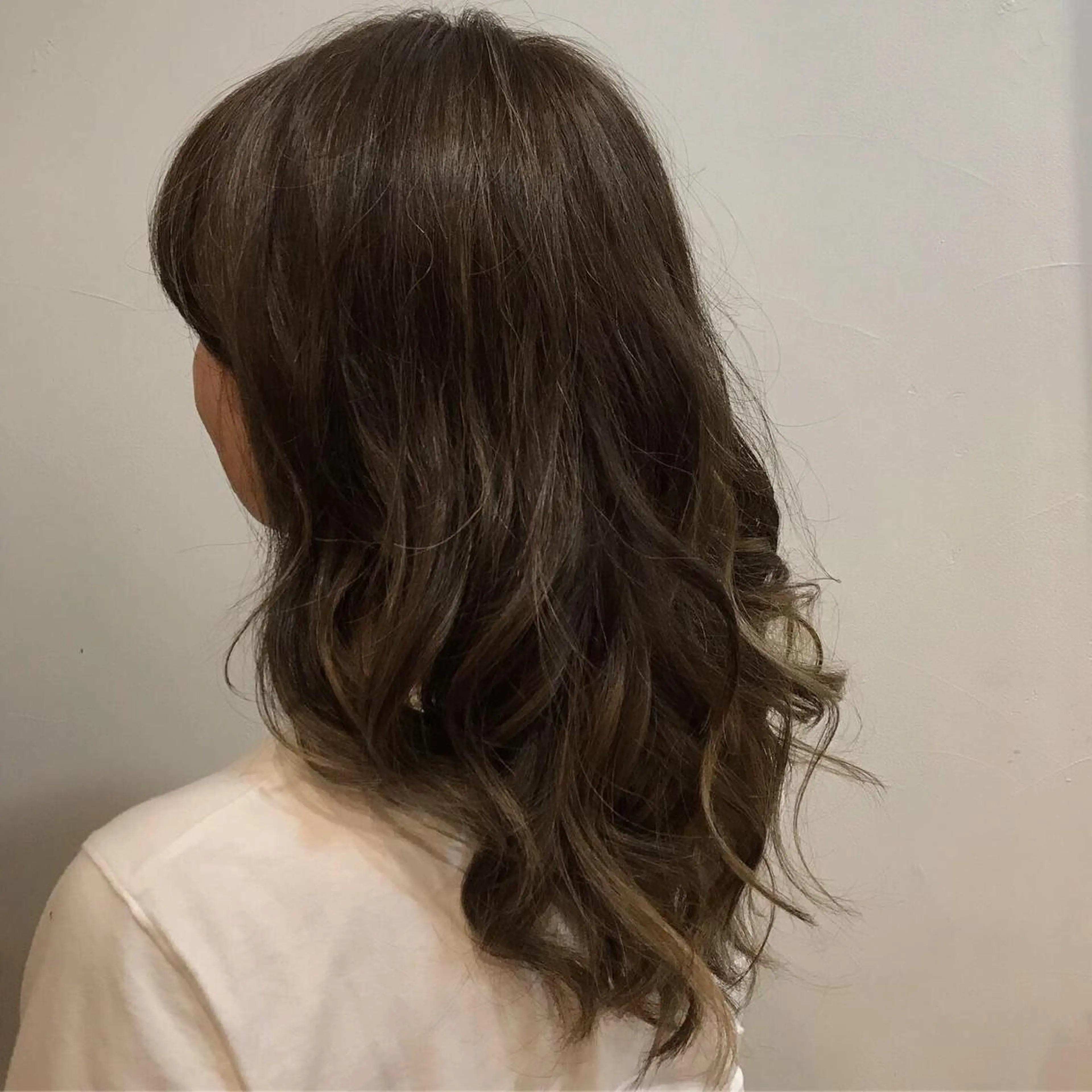 セミロング カラー ハイライトカラー ハイライト カット ヘアカラー OneWORLD所属・福井 稜平のヘアスタイル