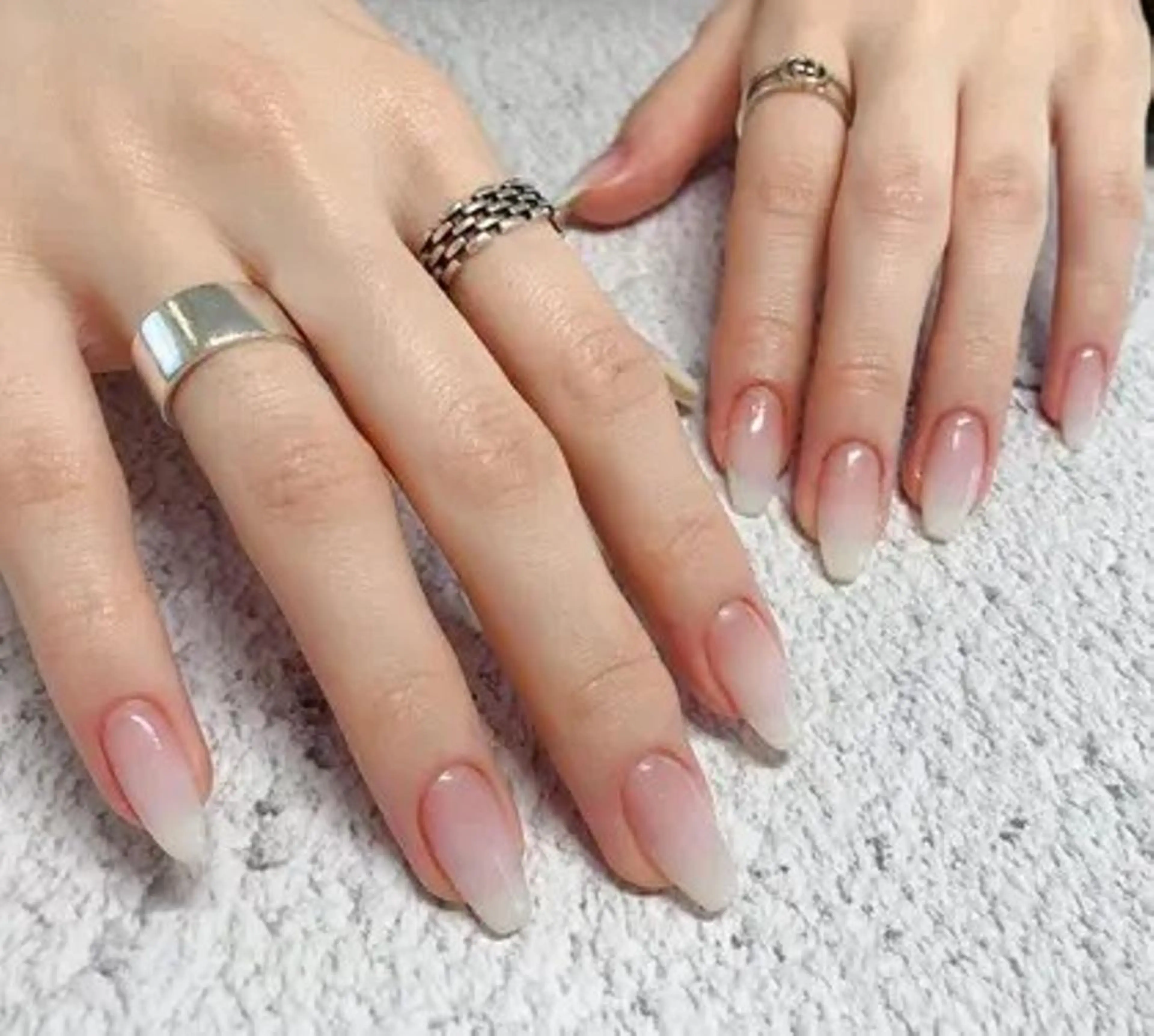 💅【ハンドネイル】✨🤍ふんわりゴージャス ベビーブーマーグラデーション¥7380 【新規オフ無料】の写真