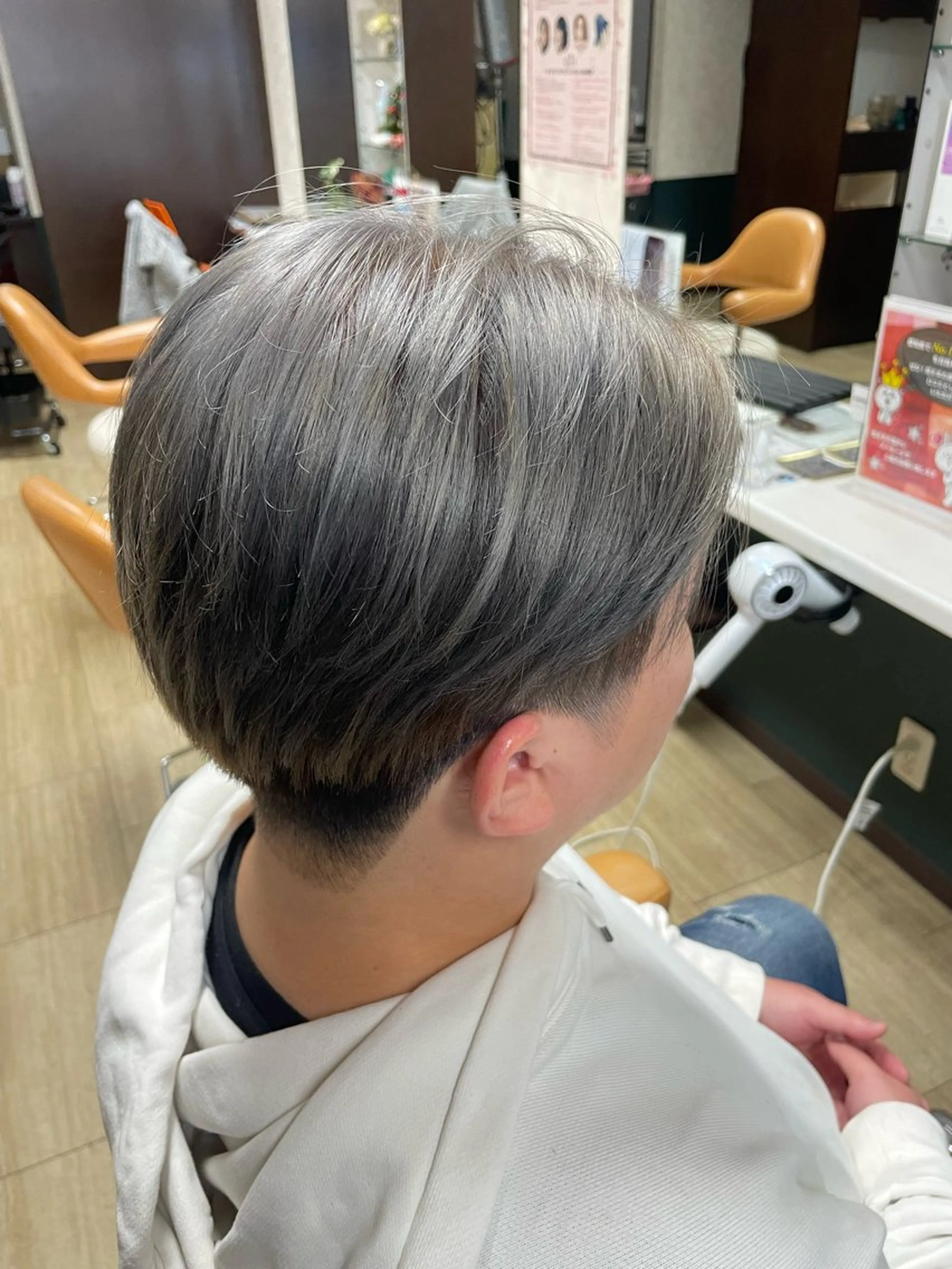 ショート カラー メンズ シルバー カット ヘアカラー 徳留 もも花のヘアスタイル