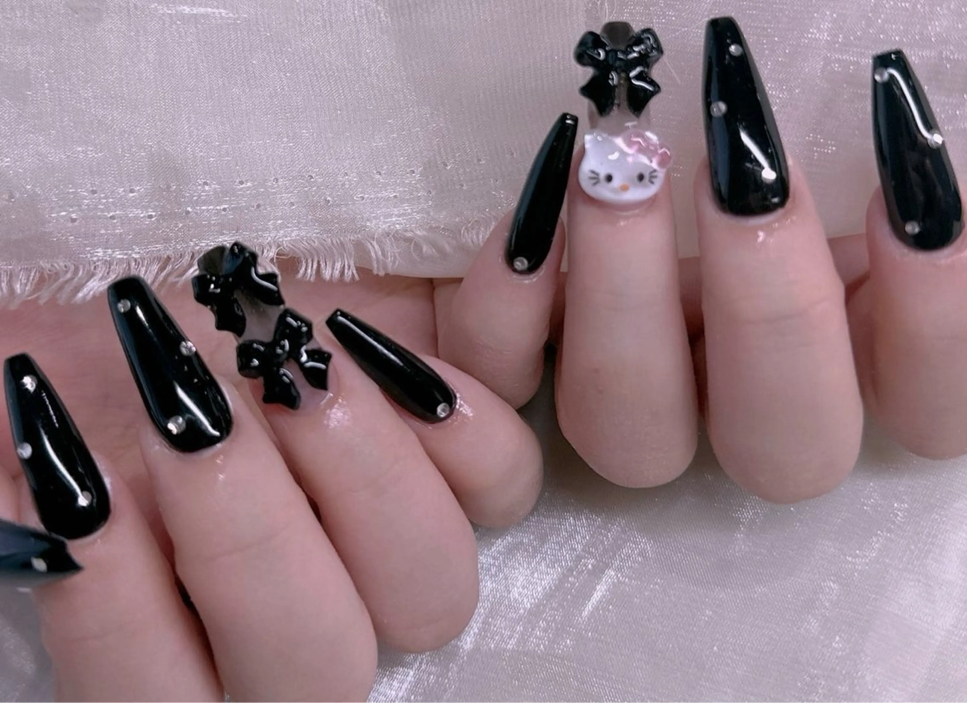 ネイル リボン ストーンネイル 美爪パラジェル導入店 Sunnilyのネイルデザイン