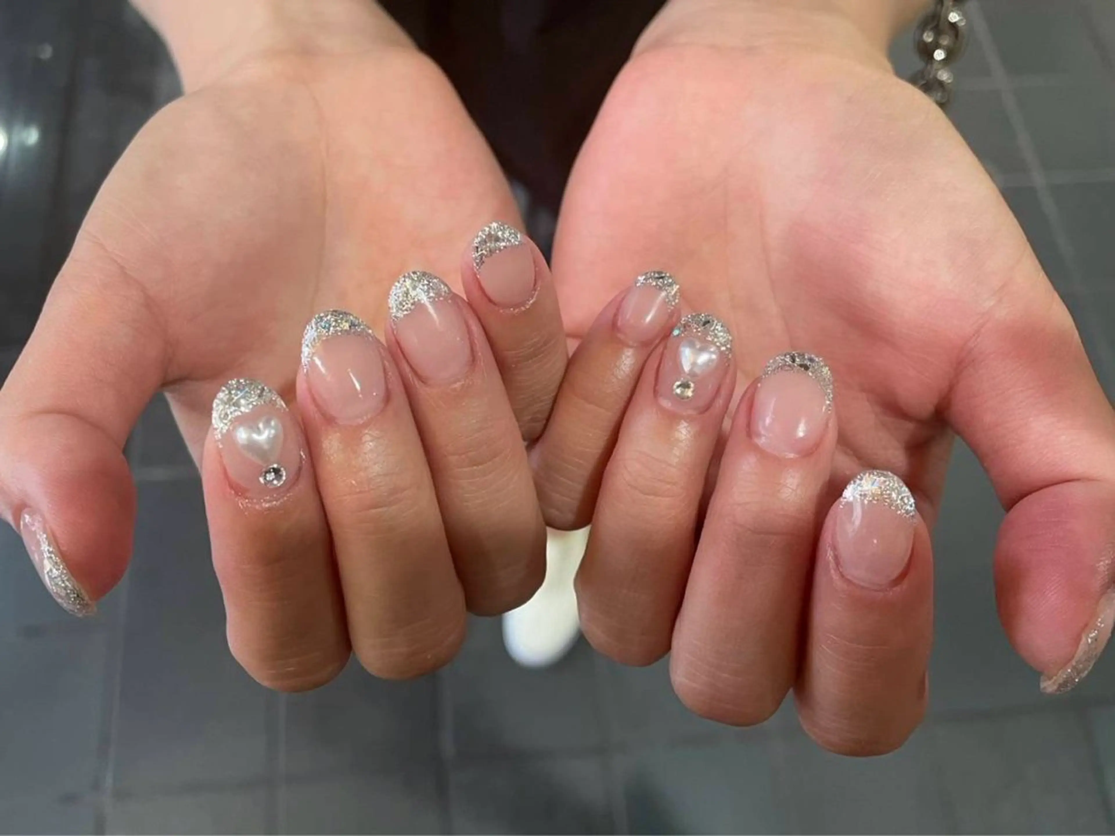 ネイル フレンチネイル ガラスフレンチ ハート キラキラネイル シルバー ハンドネイル ハンドケア 心斎橋Salon Epokkuのネイルデザイン
