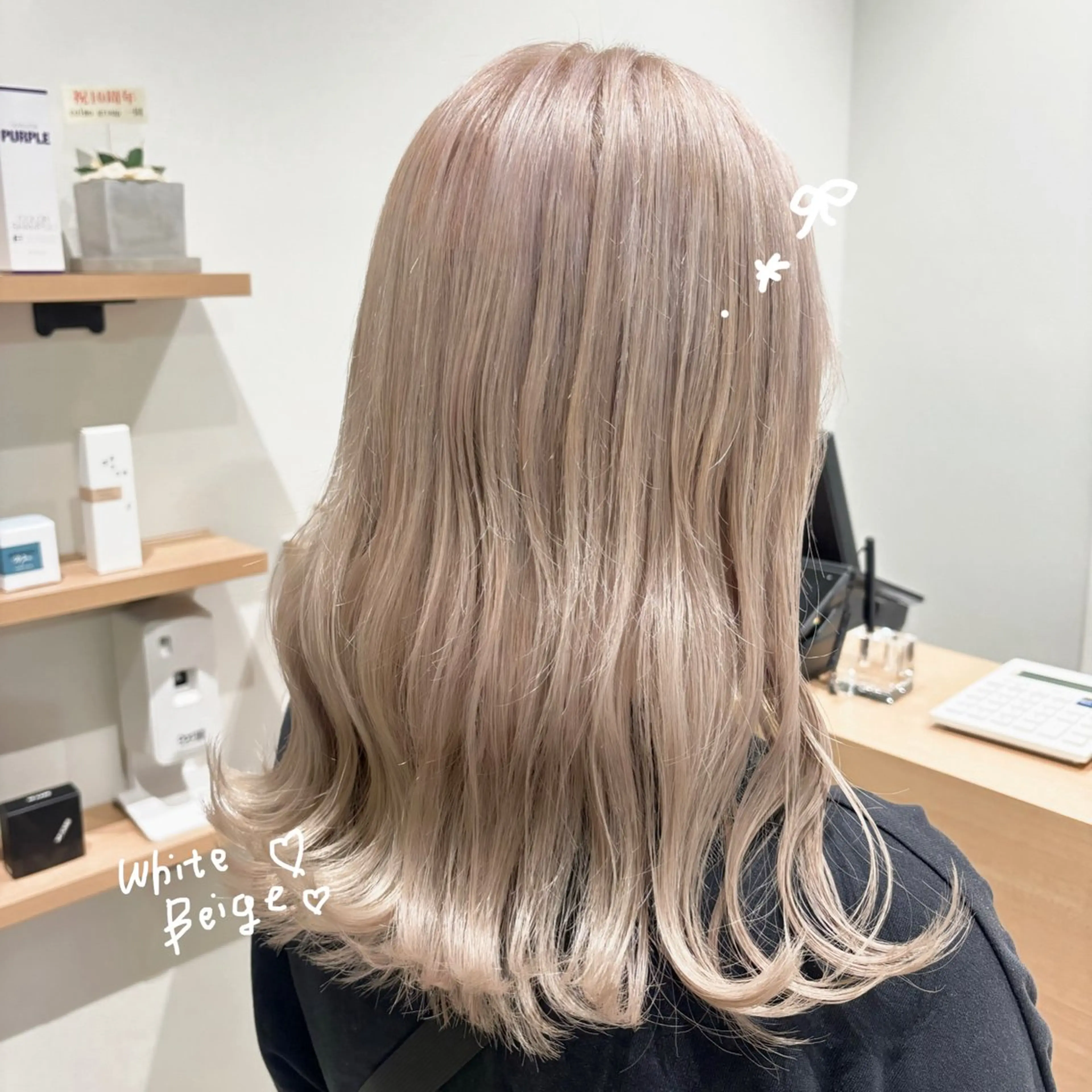 ミディアム カラー ベージュカラー ホワイトベージュ カット ヘアカラー regalo Acari🍎のヘアスタイル
