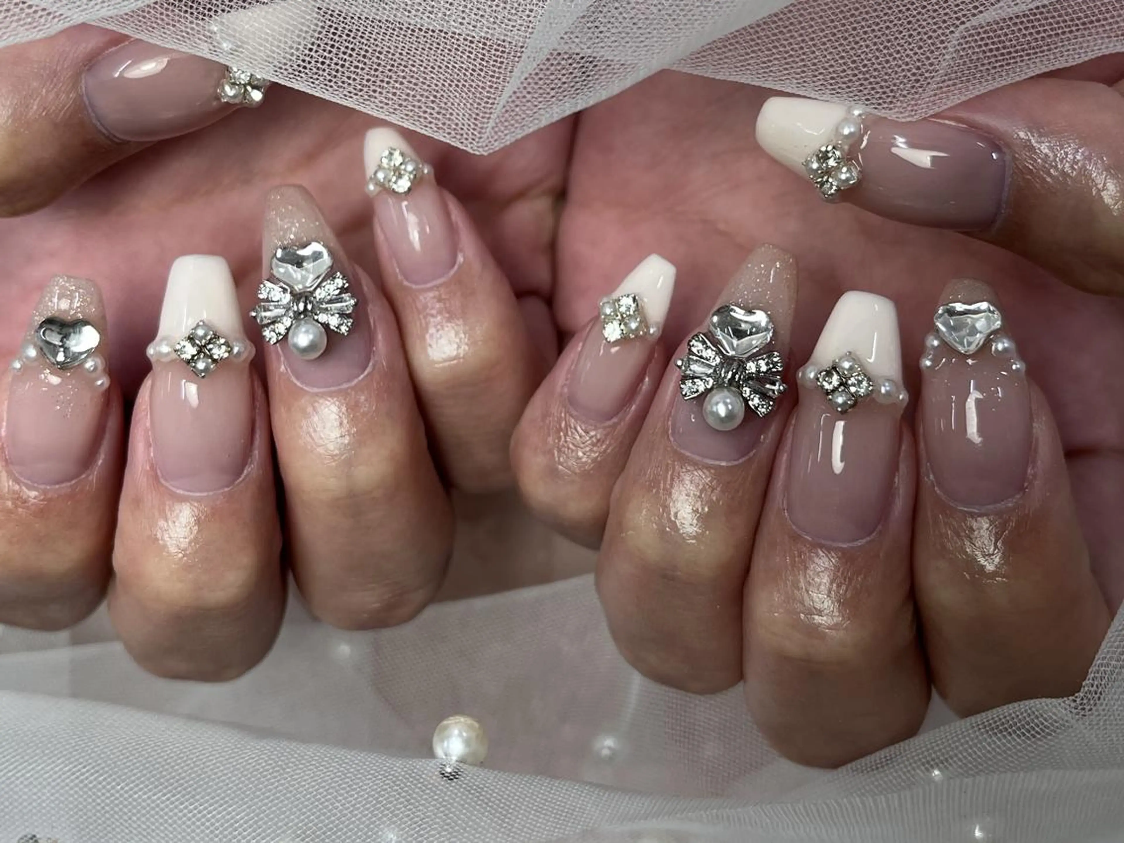 ネイル フレンチネイル ハート リボン ストーンネイル ブライダルネイル ハンドネイル ToliyDeliy Nail Salonのネイルデザイン