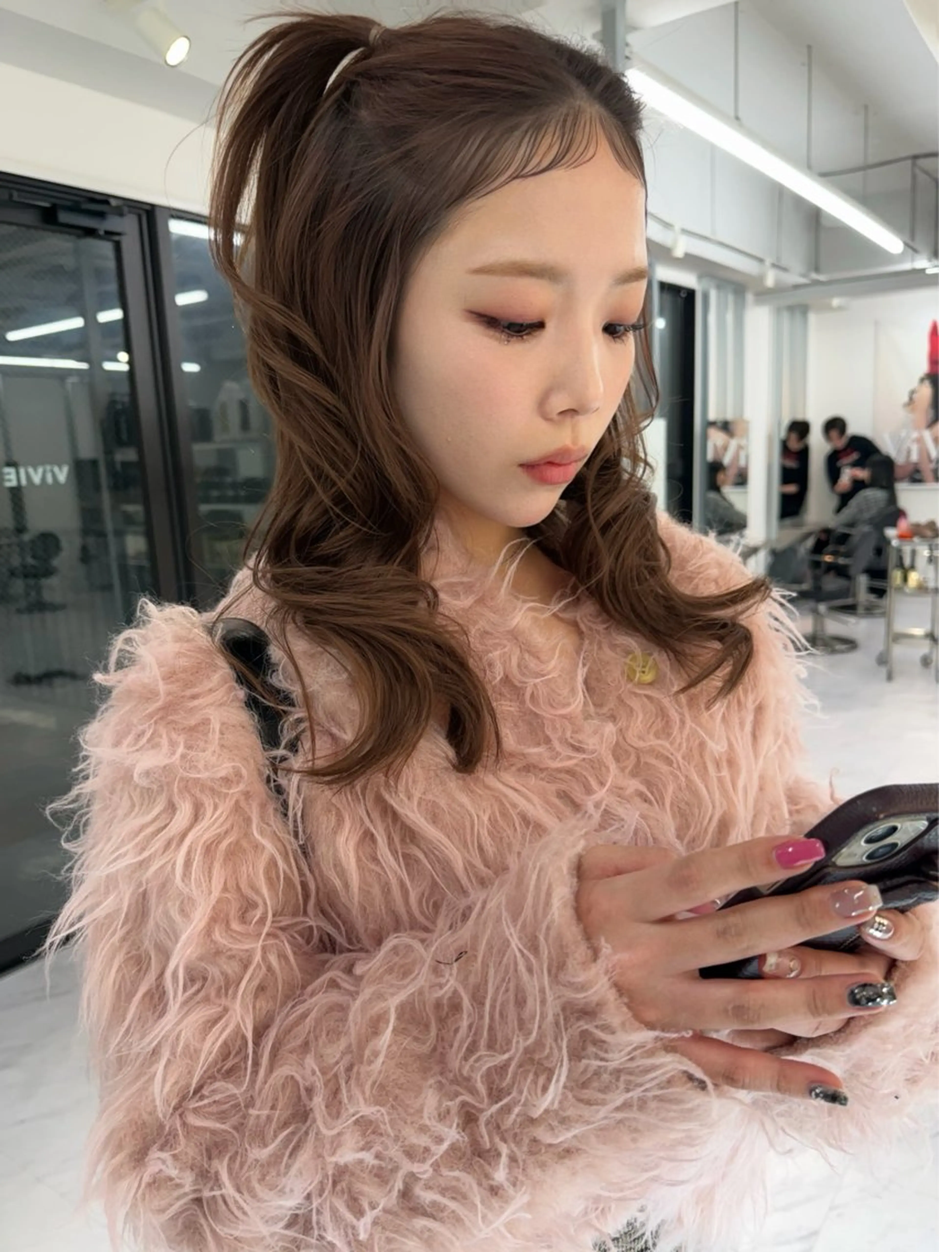 セミロング カラー パーマ ヘアアレンジ セミロングパーマ ベージュカラー ブリーチ ケアブリーチ デザインカラー カット ヘアカラー パーマ トリートメント TATSUブリーチ/ ミルクティーベージュのヘアスタイル