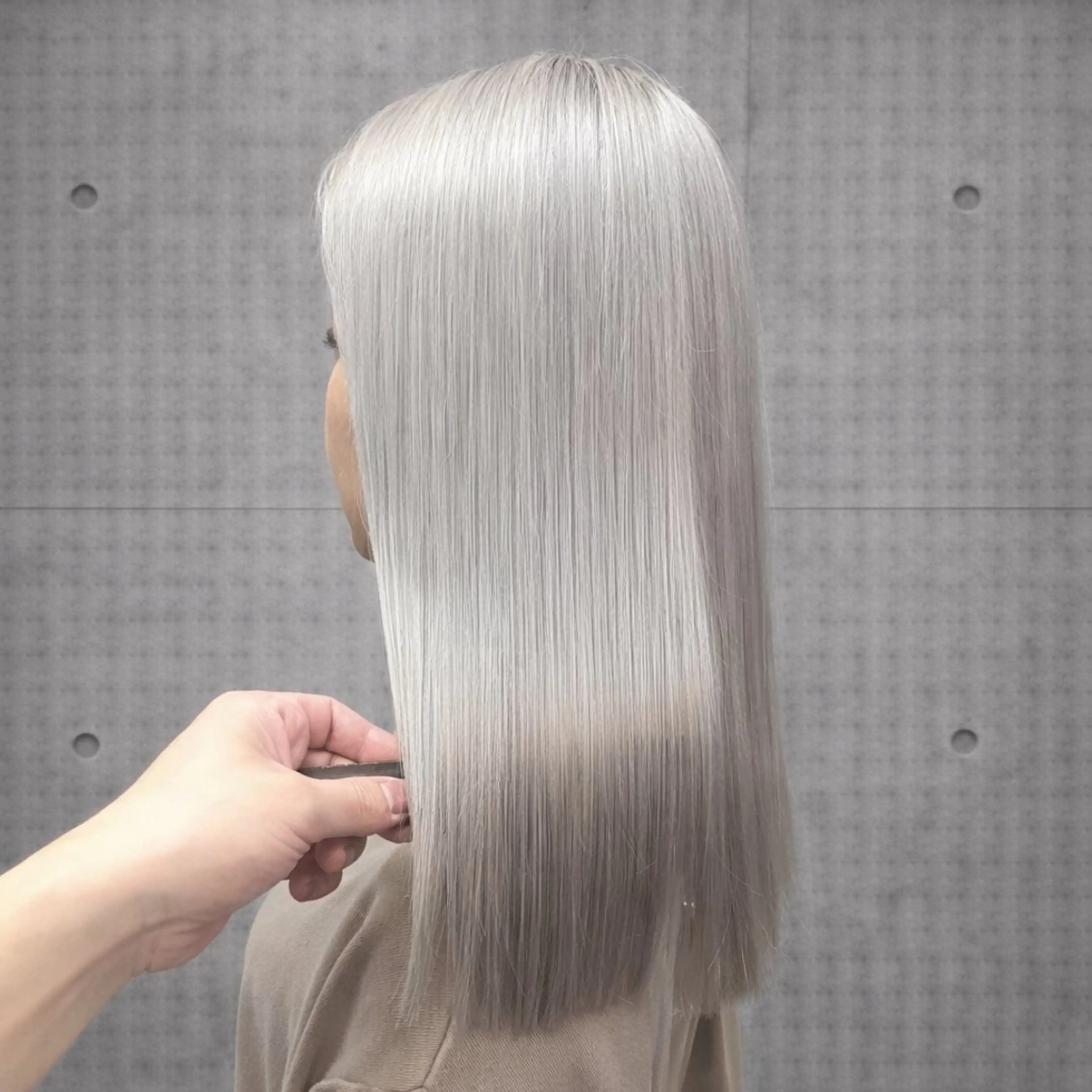 ミディアム カラー ブリーチ ケアブリーチ ハイトーンカラー シルバー ホワイトシルバー ヘアカラー トリートメント ヘアセット ✨ブリーチ支持No1 複雑履歴修正/舘岡のその他イメージ