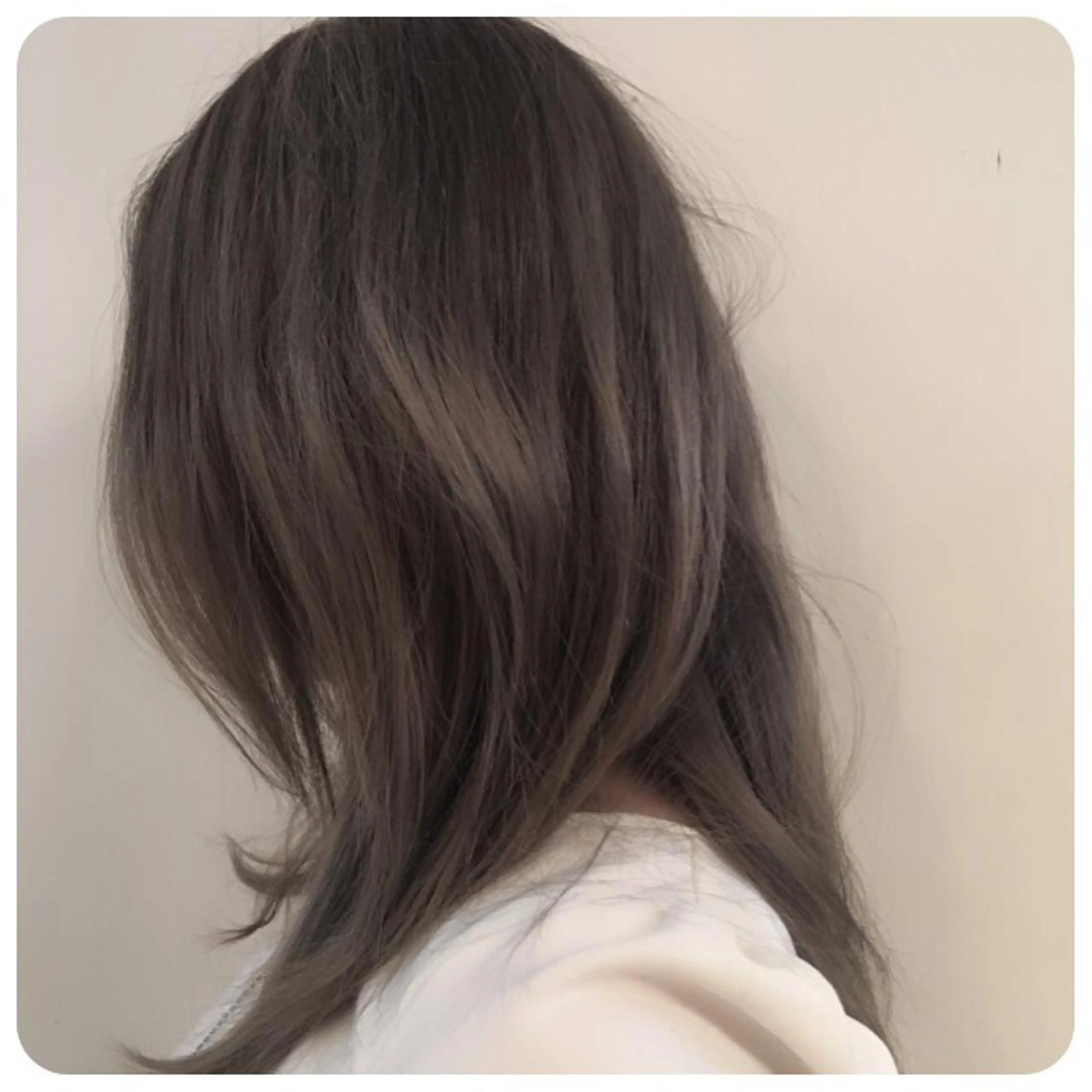 カラー ブリーチ ダブルカラー グレージュ 藤井菜々 （エルベスアクト）のヘアスタイル